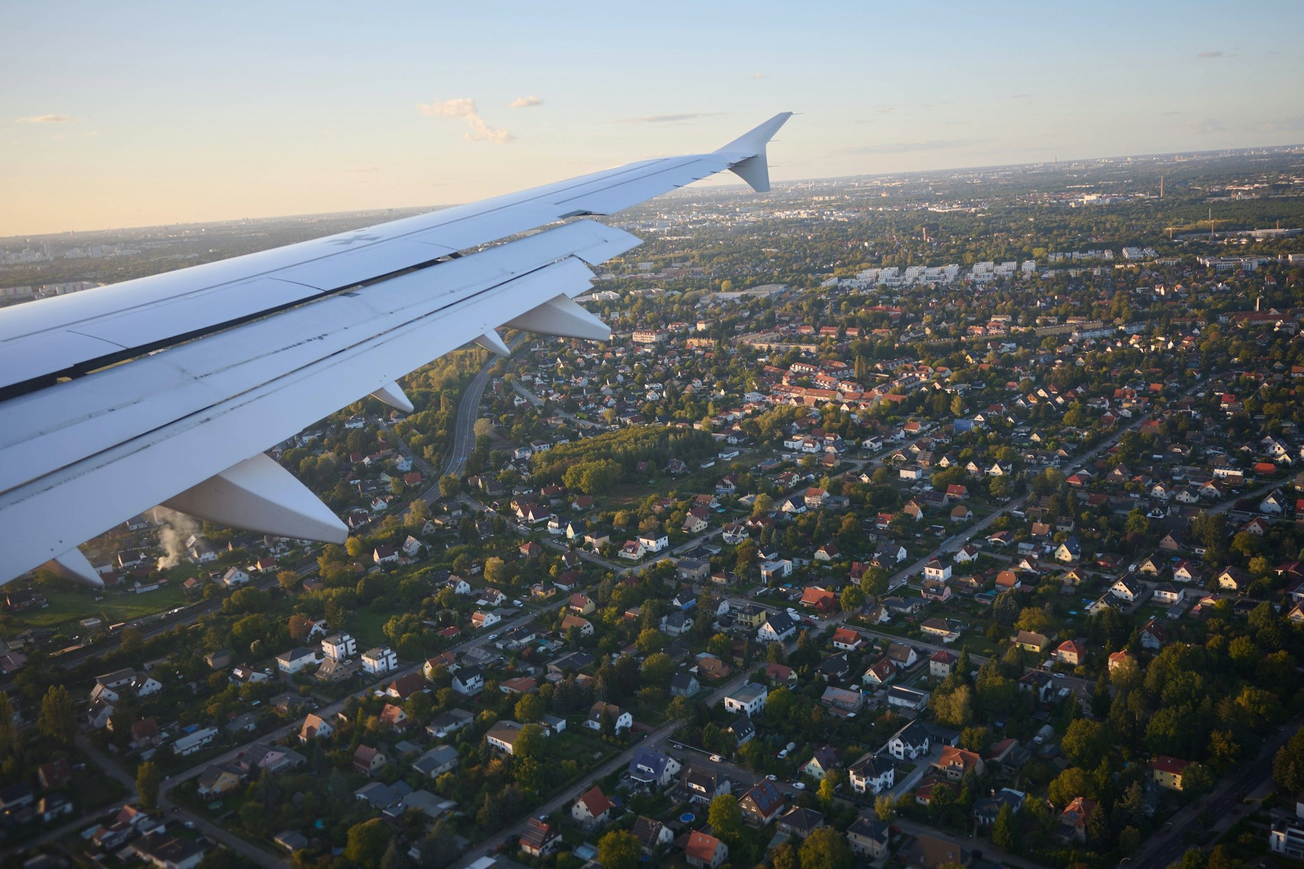 Eine Maschine im Landeanflug auf den Hauptstadtflughafen BER: Dabei kreisen die Flieger über eine große Fläche von Treptow-Köpenick und Umlandgemeinden in Brandenburg.