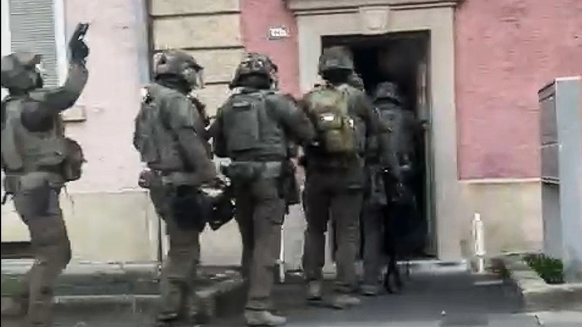Einsatzkräfte des SEK durhsuchten noch am Montagabend die Wohnung von Alexander S. Die Behörden ermitteln noch, was das Motiv des Totrasers war.