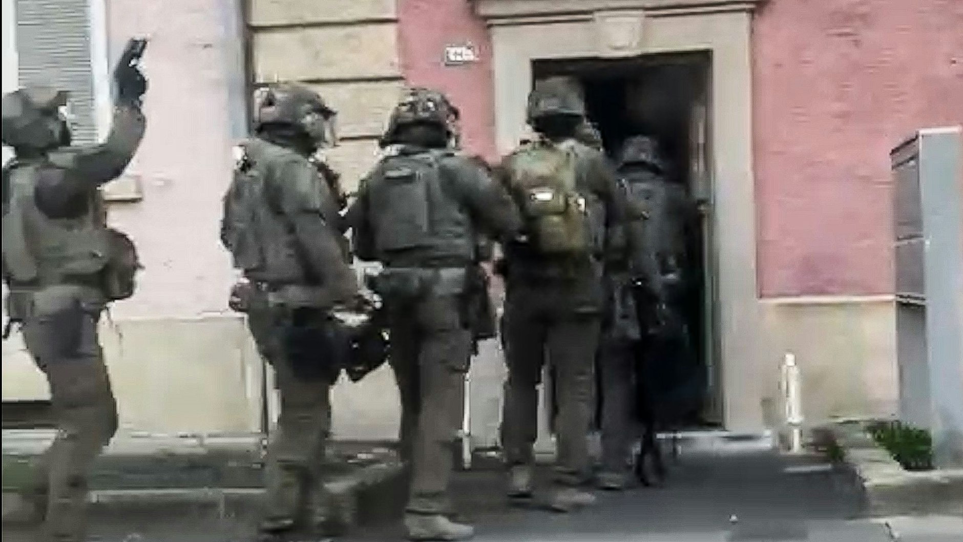 Einsatzkräfte des SEK durhsuchten noch am Montagabend die Wohnung von Alexander S. Die Behörden ermitteln noch, was das Motiv des Totrasers war.