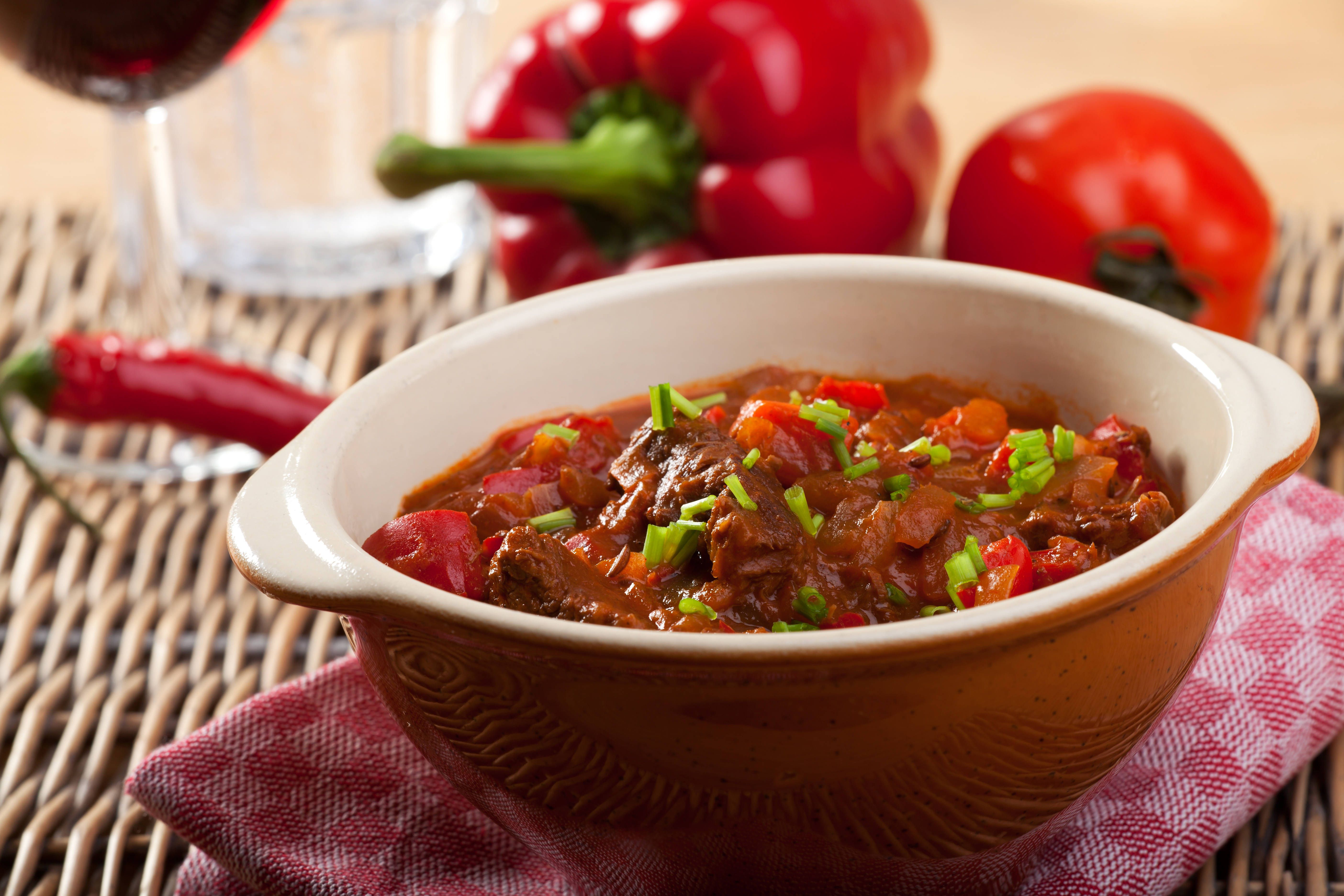 Kennen Sie Pfundstopf? Einfaches Rezept für herzhaften Fleisch-Eintopf aus dem Ofen