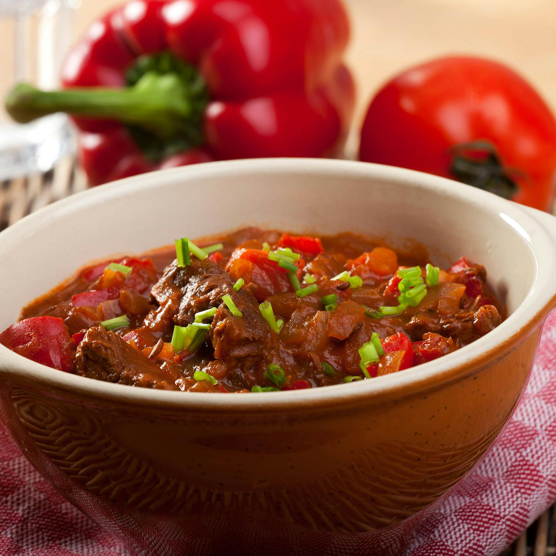 Kennen Sie Pfundstopf? Einfaches Rezept für herzhaften Fleisch-Eintopf aus dem Ofen