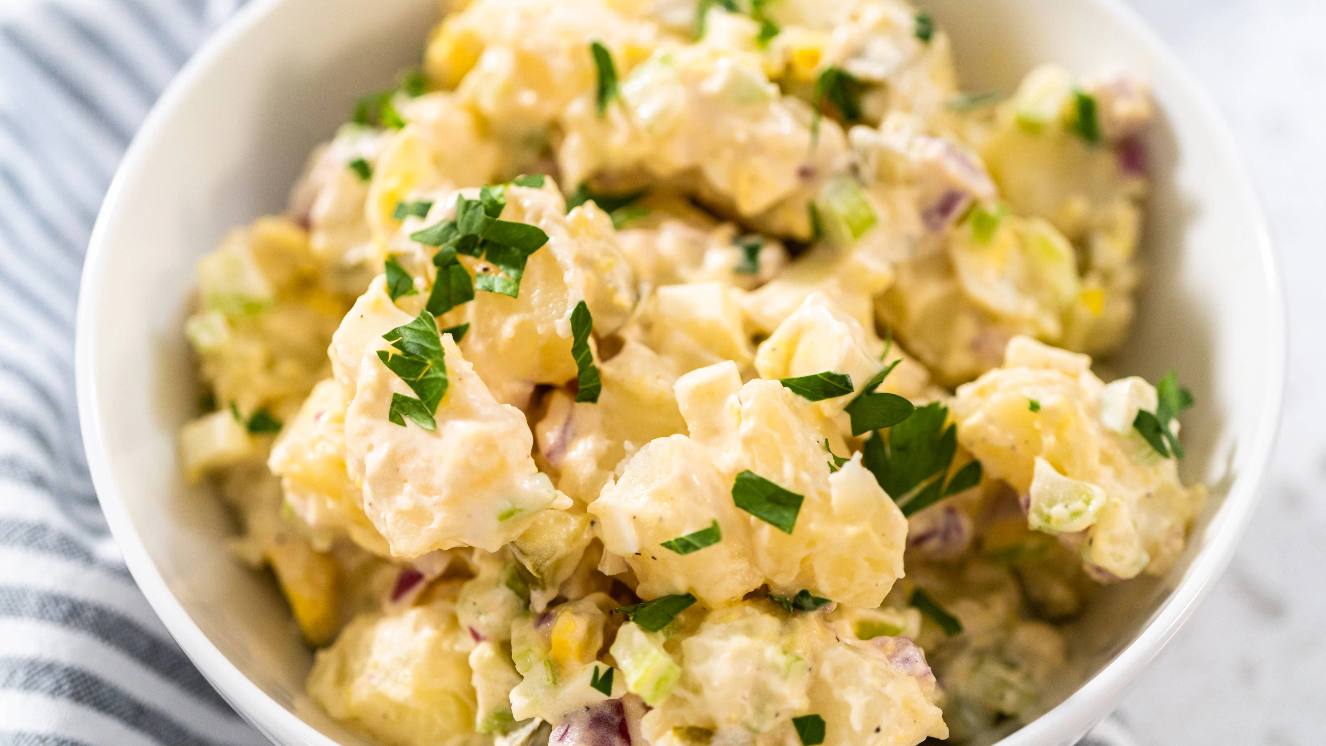 Kartoffelsalat gibt es in zahlreichen leckeren Varianten. Unser Rezept mit Fleischsalat als Basis für die Soße ist einfach genial!