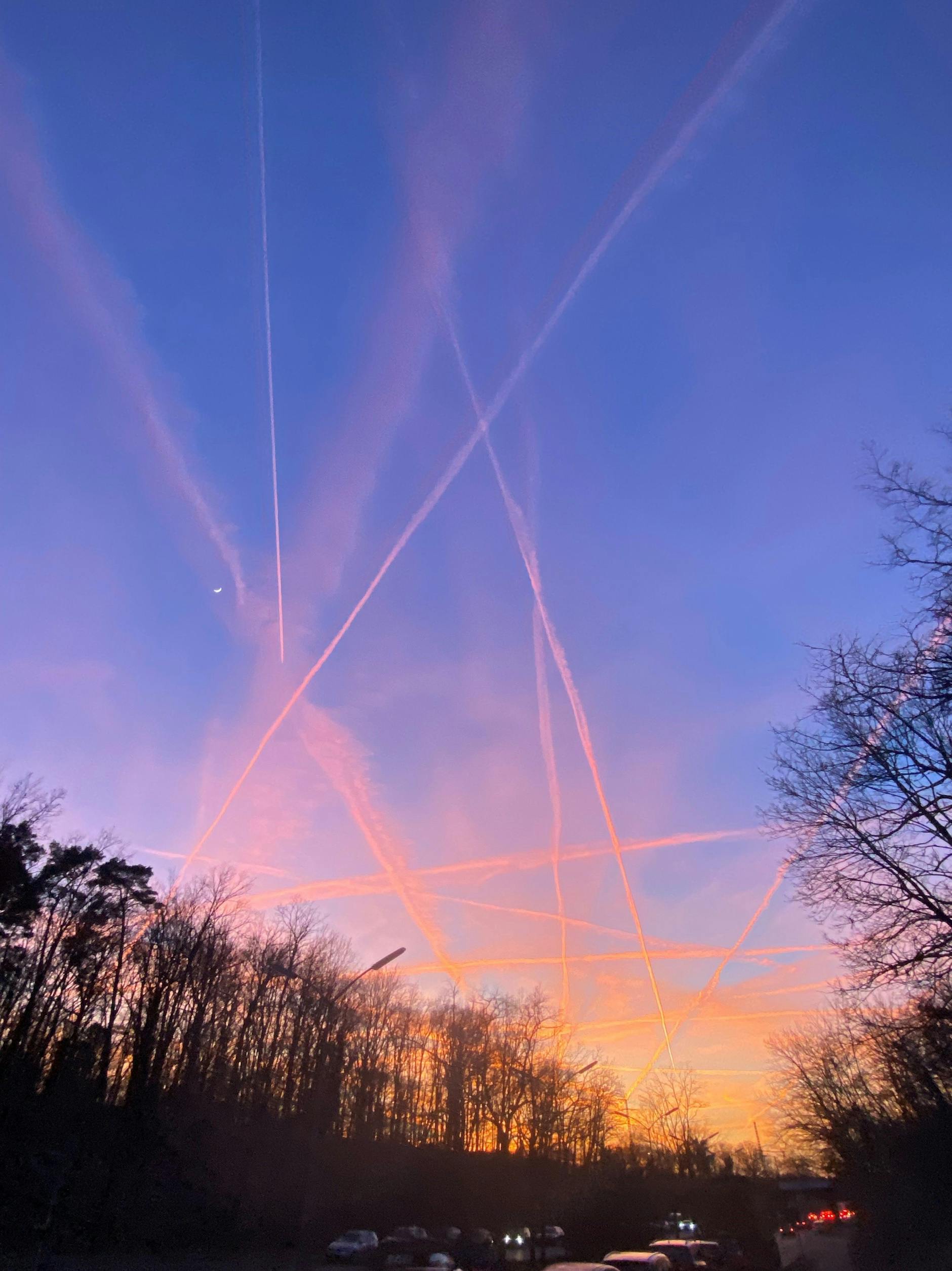 Kondensstreifen am Abendhimmel vor wenigen Tagen in Berlin-Wannsee: An diesen Spuren kann man schon den regen Flugverkehr über dem Süden der Hauptstadt sehen.