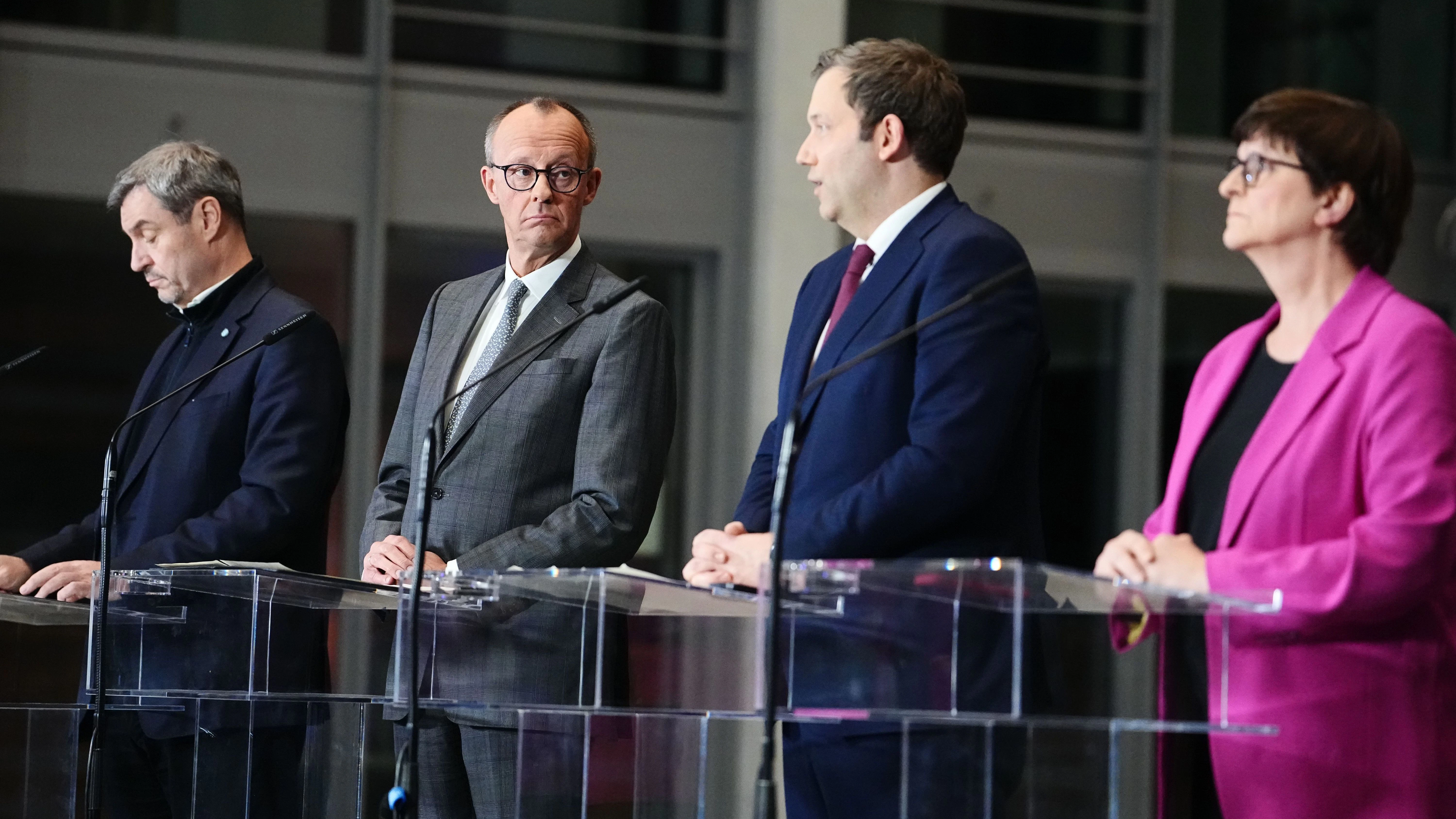 Markus Söder, Vorsitzender der CSU und Ministerpräsident von Bayern, Friedrich Merz, Kanzlerkandidat der Union, Lars Klingbeil, Fraktionsvorsitzender der SPD und Saskia Esken, Parteivorsitzende der SPD, geben eine Pressekonferenz zu den Sondierungsgesprächen.