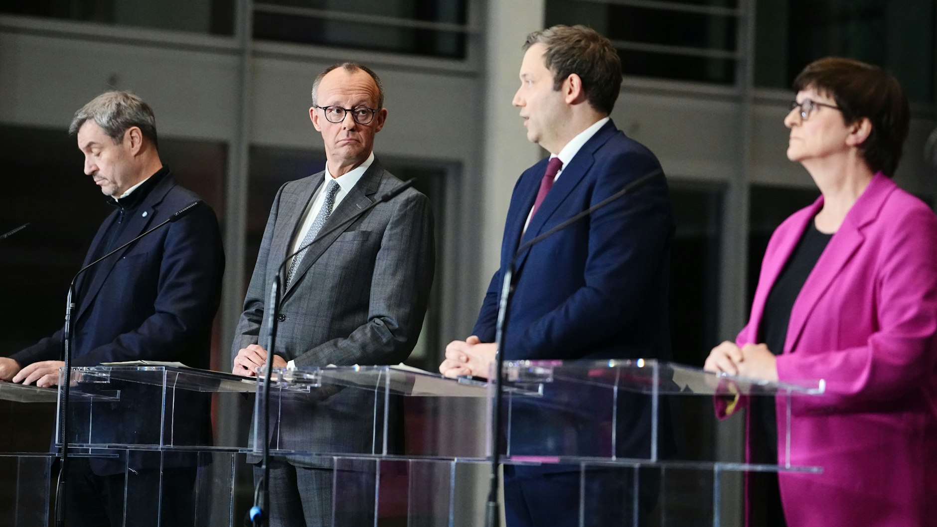 Markus Söder, Vorsitzender der CSU und Ministerpräsident von Bayern, Friedrich Merz, Kanzlerkandidat der Union, Lars Klingbeil, Fraktionsvorsitzender der SPD und Saskia Esken, Parteivorsitzende der SPD, geben eine Pressekonferenz zu den Sondierungsgesprächen.