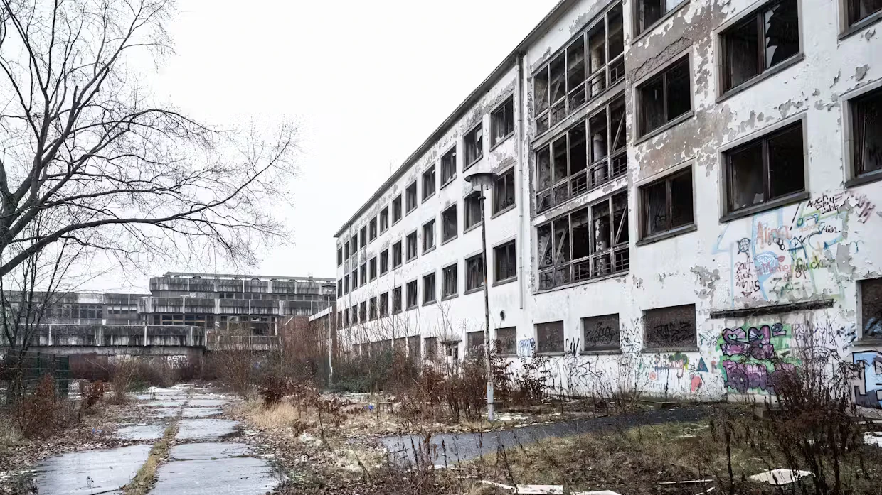 Das verfallene Sporthotel (rechts), hinten das Kongresszentrum.