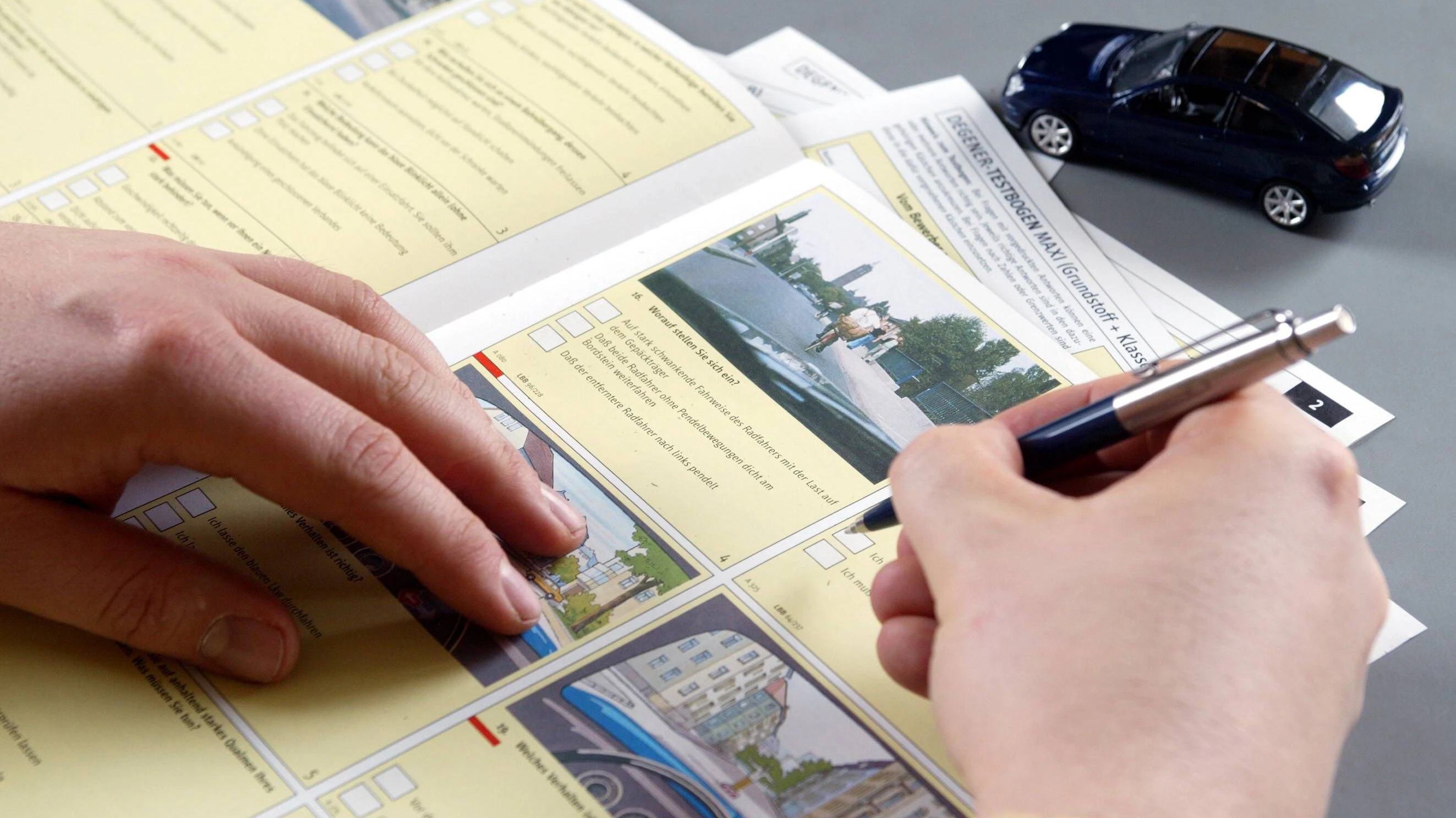 Bei theoretischen Führerscheinprüfung rasseln besonders in Berlin viele durch. 