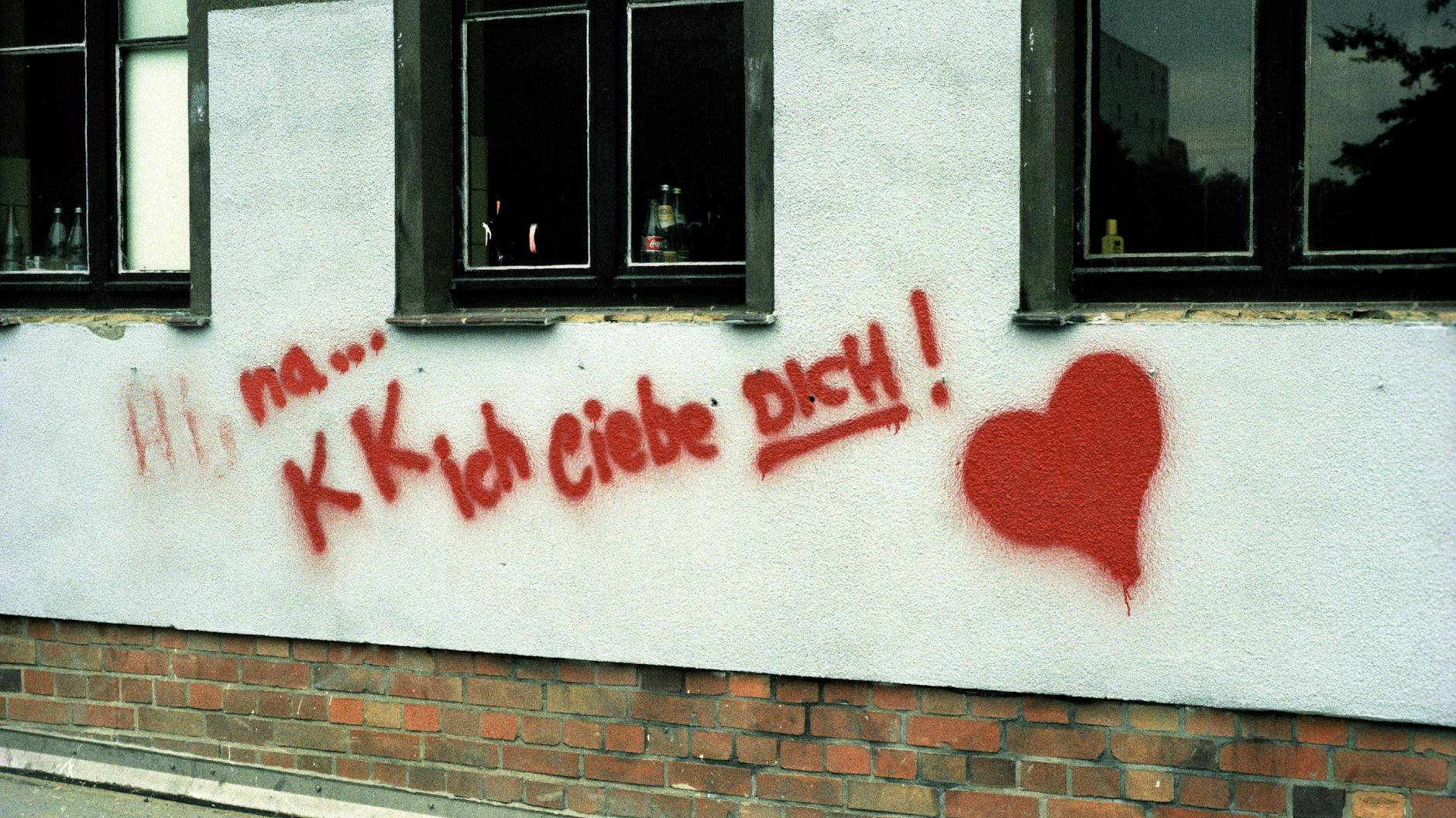 Graffitto in Berlin Prenzlauer Berg. Mit mehr Mitgefühl durch Berlin zu gehen, erhöht das eigene Wohlbefinden.