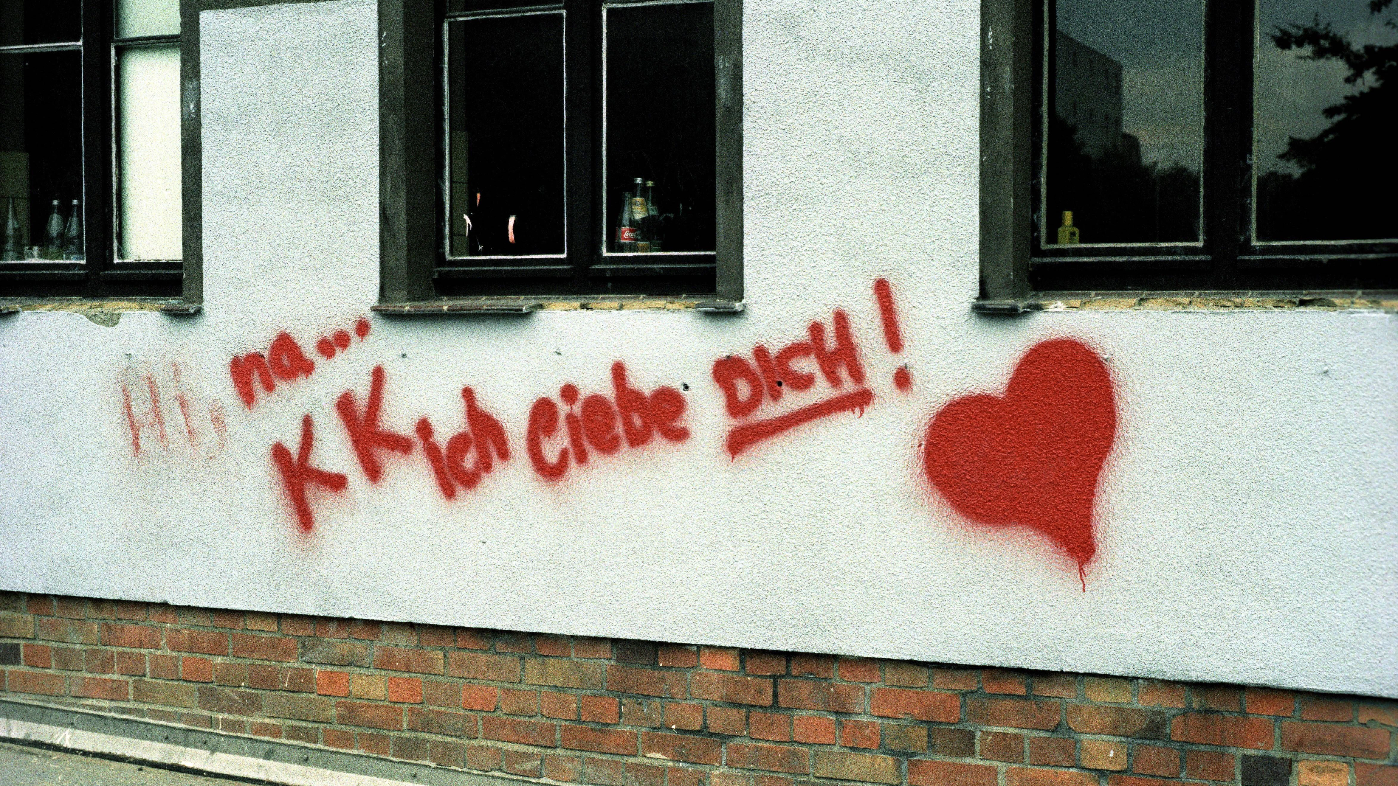 Graffitto in Berlin Prenzlauer Berg. Mit mehr Mitgefühl durch Berlin zu gehen, erhöht das eigene Wohlbefinden.