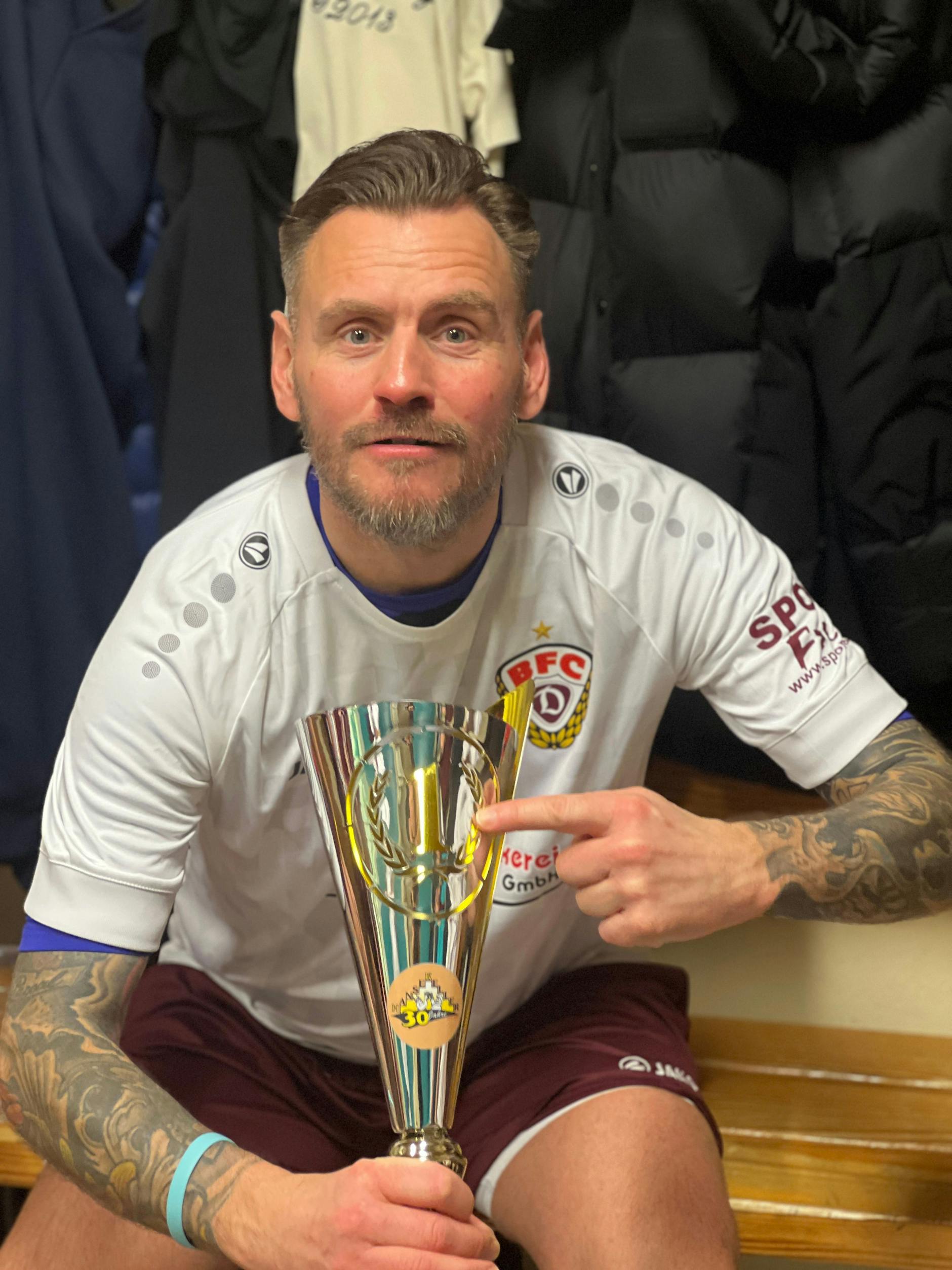 BFC-Oldie Mike Fochler präsentiert den Siegerpokal.