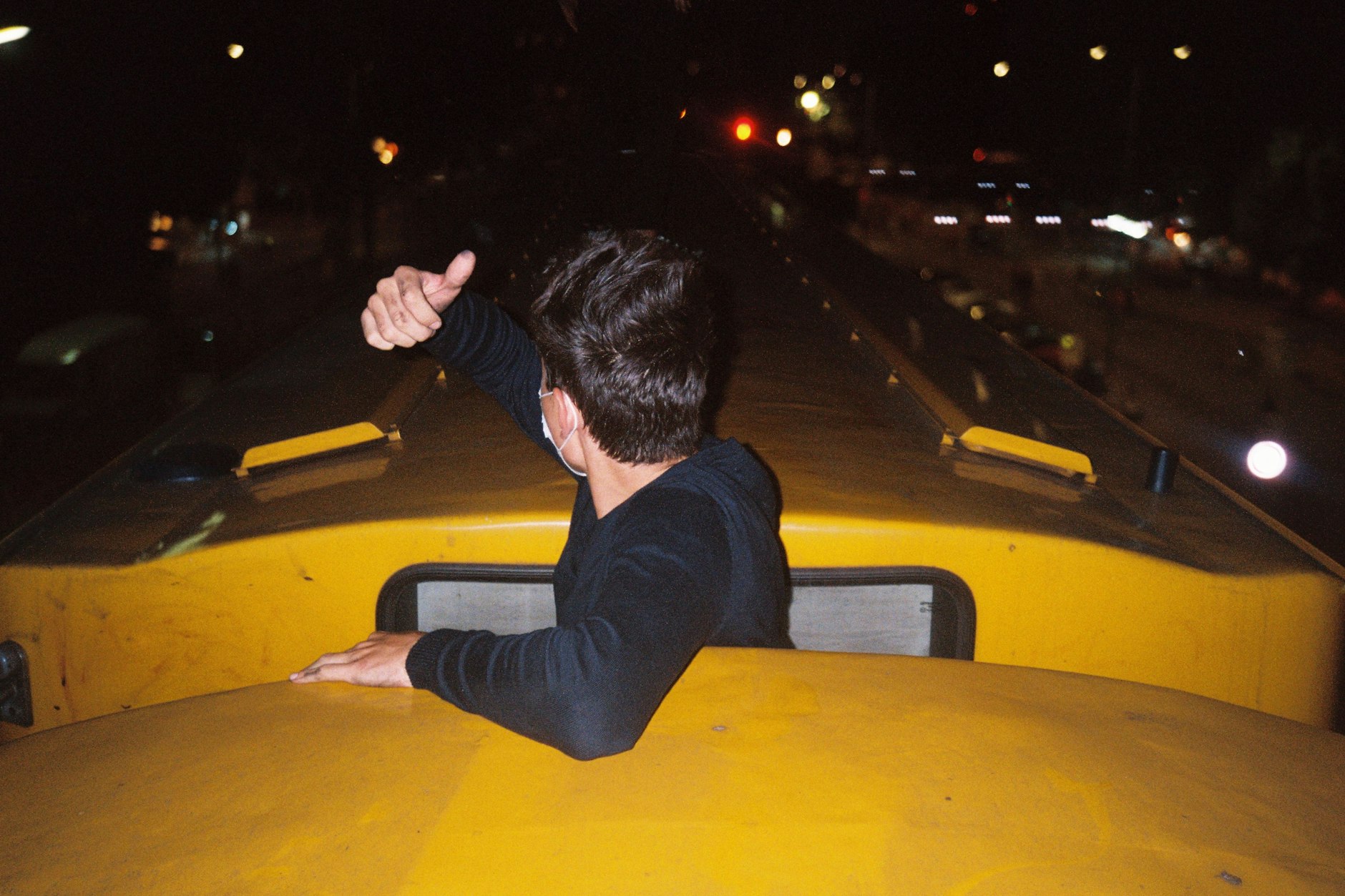 Ein blinder Passagier auf einer fahrenden Berliner U-Bahn