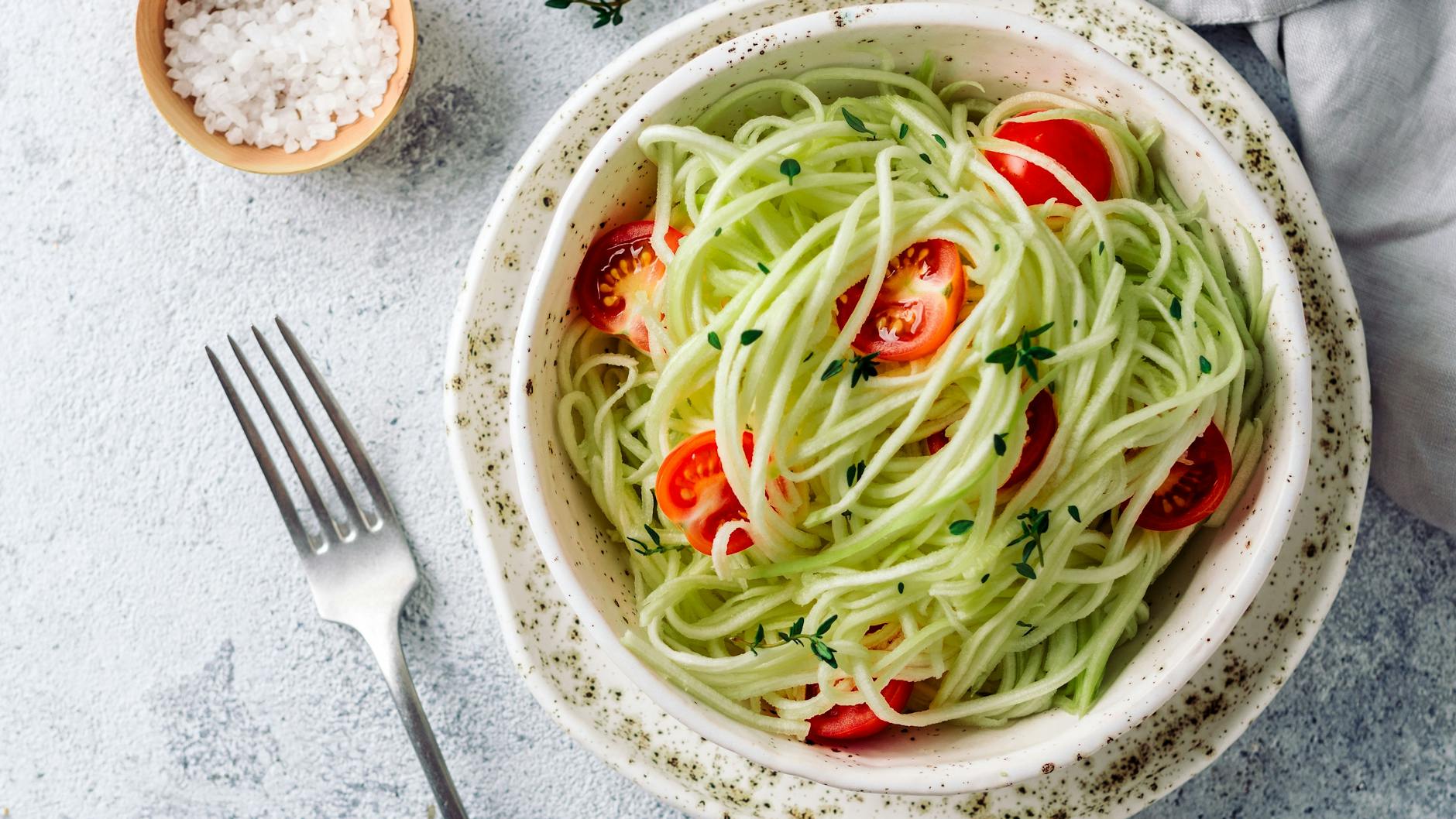 Auf der Suche nach einem schnellen Abendbrot zum Abnehmen? Wie wäre es mir einem Rezept für Zucchini-Nudeln?