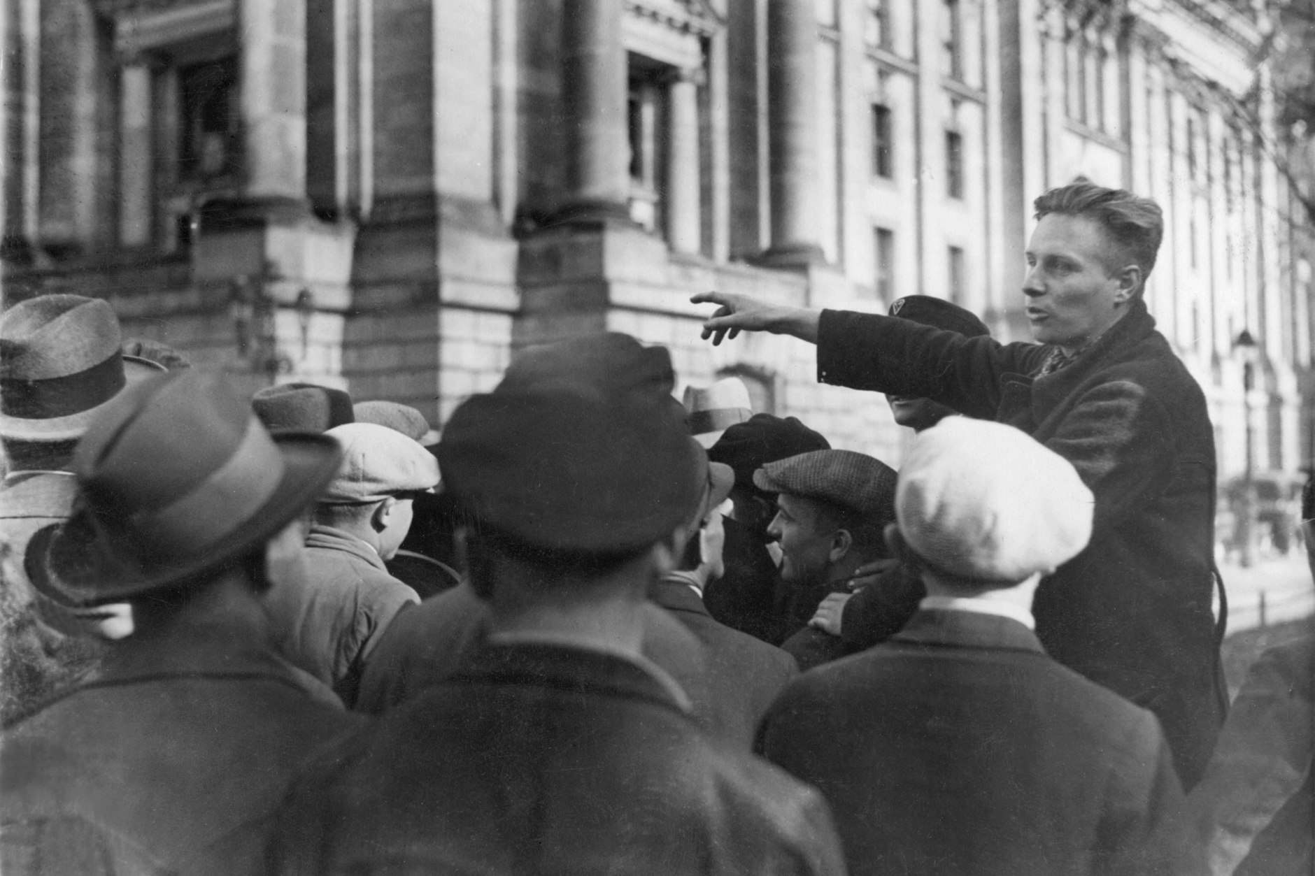 Anlässlich der Eröffnung des Reichstags versucht am 13. Oktober 1930 ein Mann, die angesammelte Menge aufzuwiegeln.