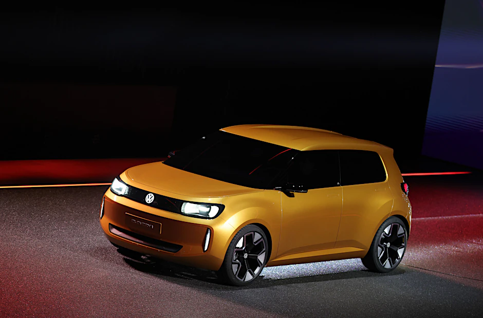 Ein Showcar namens ID. EVERY1 von Volkswagen fährt zu seiner Präsentaion bei der Media Night. Es ist die erste Studie seines geplanten Elektro-Einstiegsmodells für rund 20.000 Euro.