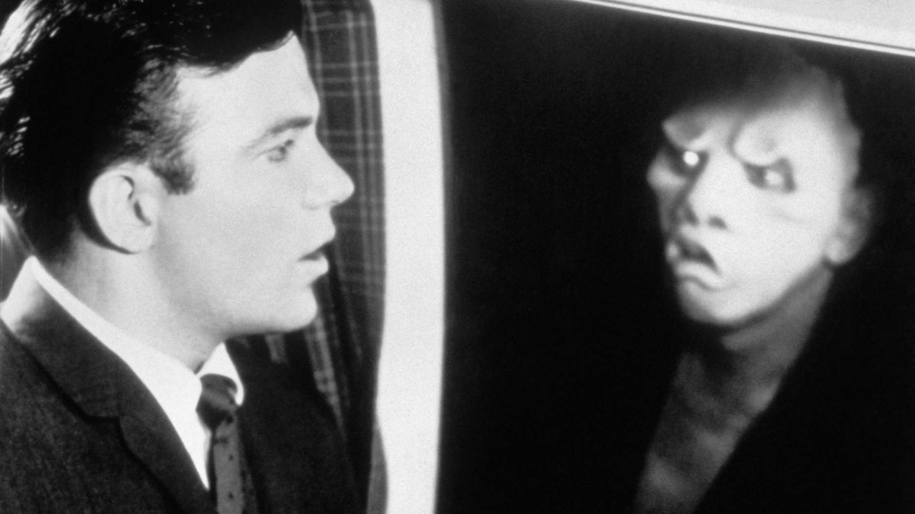 Schauspieler William Shatner im Film „The Twilight Zone“ von 1963. Als er aus dem Flieger schaut, sieht er auf dem Flügel einen Gremlin (Nick Cravat). Daher der Name „William Shatner Seat“ für den Sitz an der Tragfläche.
