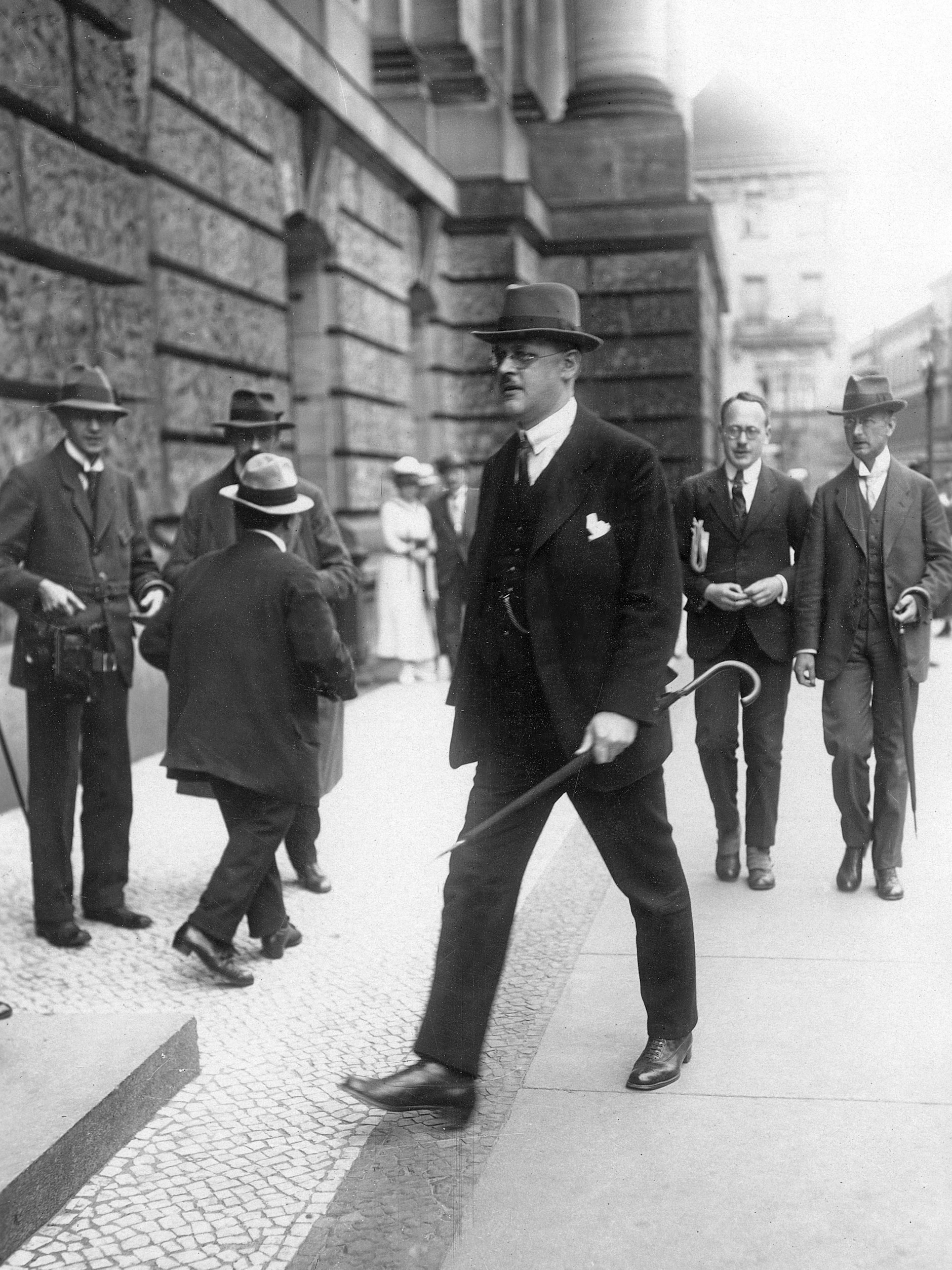 Reichskanzler Hermann Müller begibt sich nach der Unterzeichnung des Versailler Vertrages zur Eröffnungssitzung des neuen deutschen Reichstags.