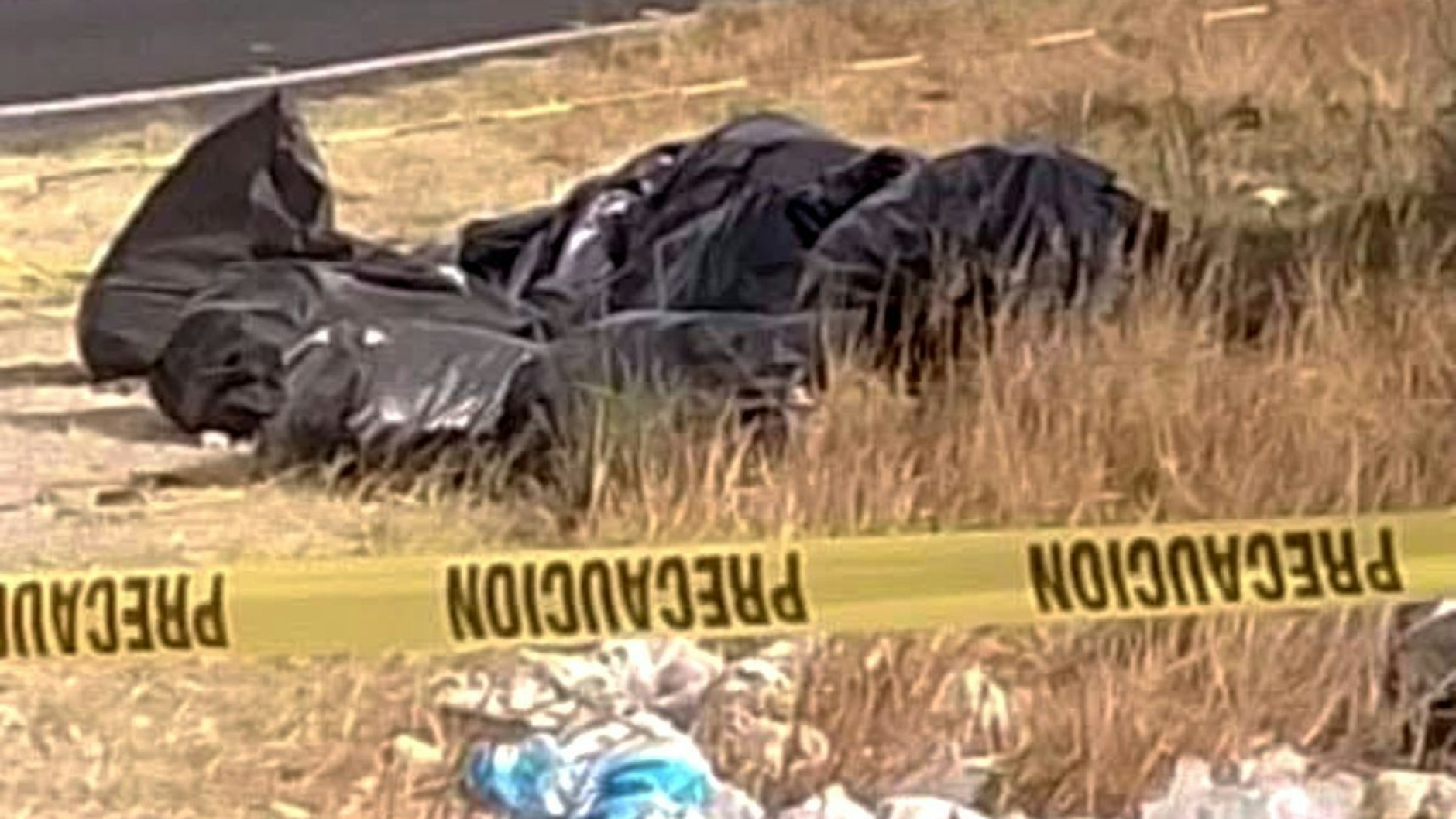 Fünf Leichen der ermordeten Urlauber lagen in Plastiksäcken in der Gegend verstreut.