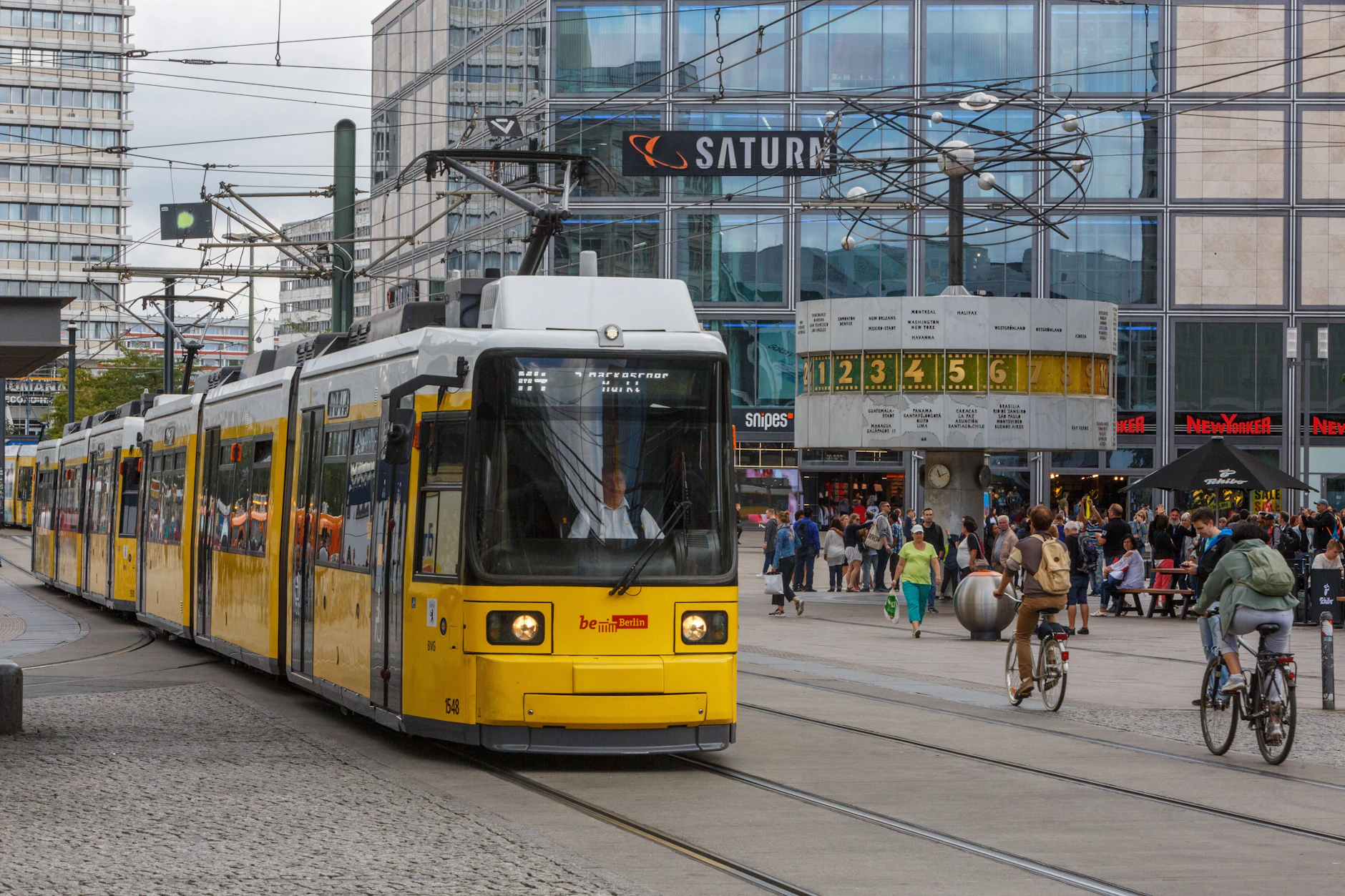 Eine Straßenbahn der Linie M4 nach Hohenschönhausen überquert den Alexanderplatz in Mitte. Auf absehbare Zeit wird die Fahrt am Hackeschen Markt beginnen – und nicht am Kulturforum.