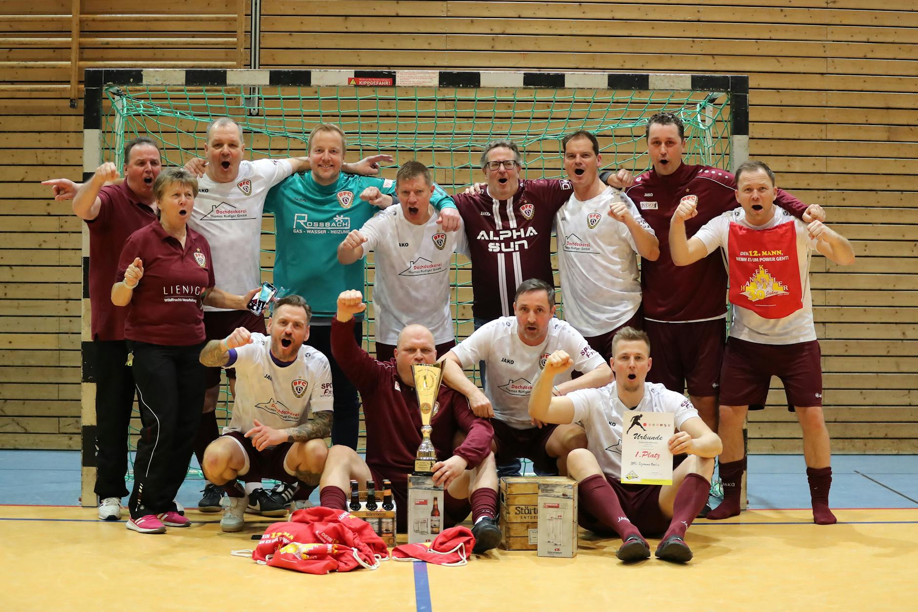 Diese BFC-Oldies gewannen den Hallencup. Hintere Reihe von links: Norbert Paepke (Teamchef), Jutta Paepke (Betreuerin), Jörn Lenz, Nico Hinz, Jörg Fügner, Lars Strahl (Veranstalter), Jörg Buder, Robert Rudwaleit, Daniel Rauschenbach. Vorderer Reihe von links: Mike Fochler, Stefan Malchow, Michael Kuhfahl, Tino Paepke.
