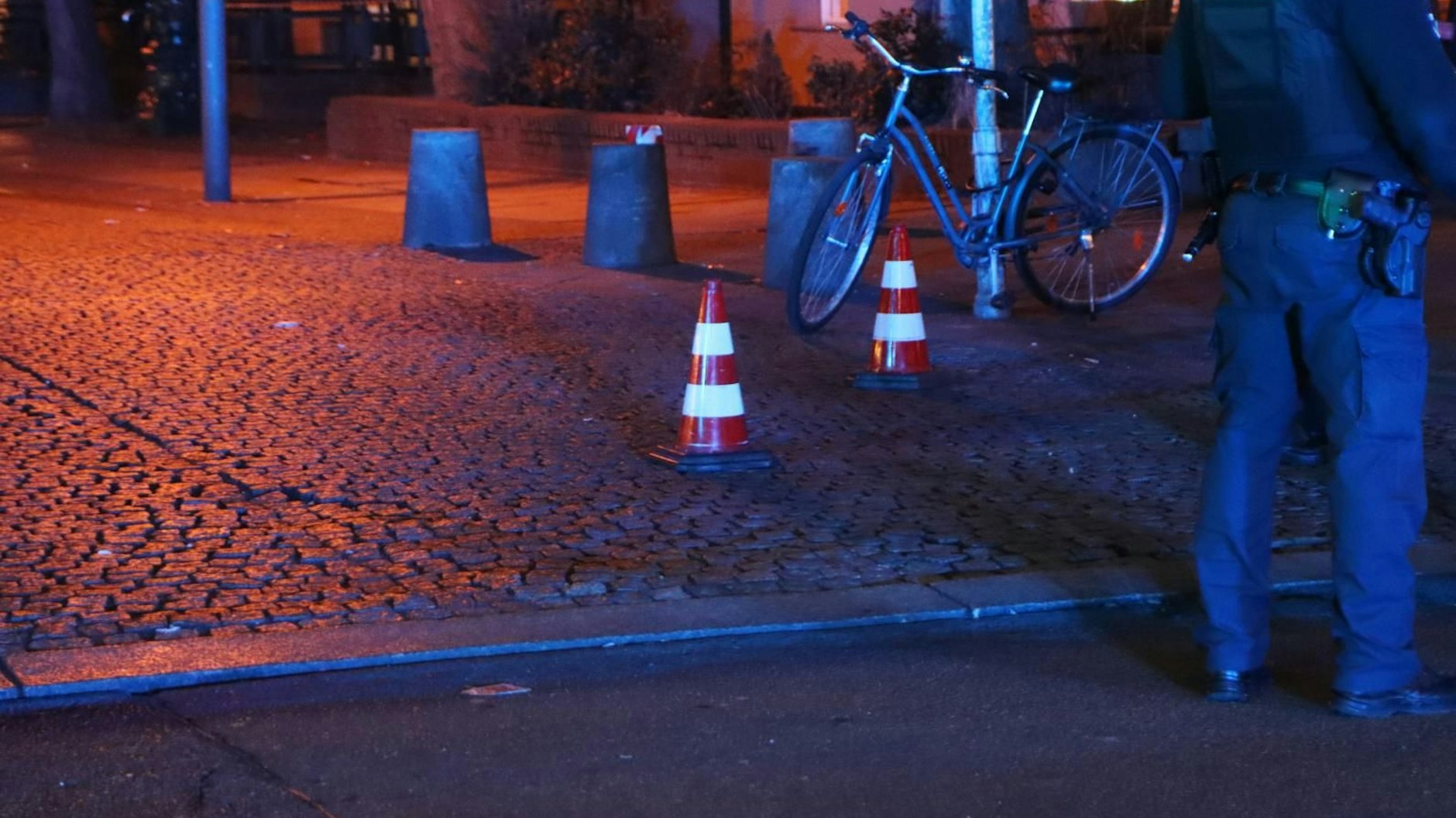 Die Polizei sicherte in der Bülowstraße Spuren, nach dem es erneut zu Schüssen kam.