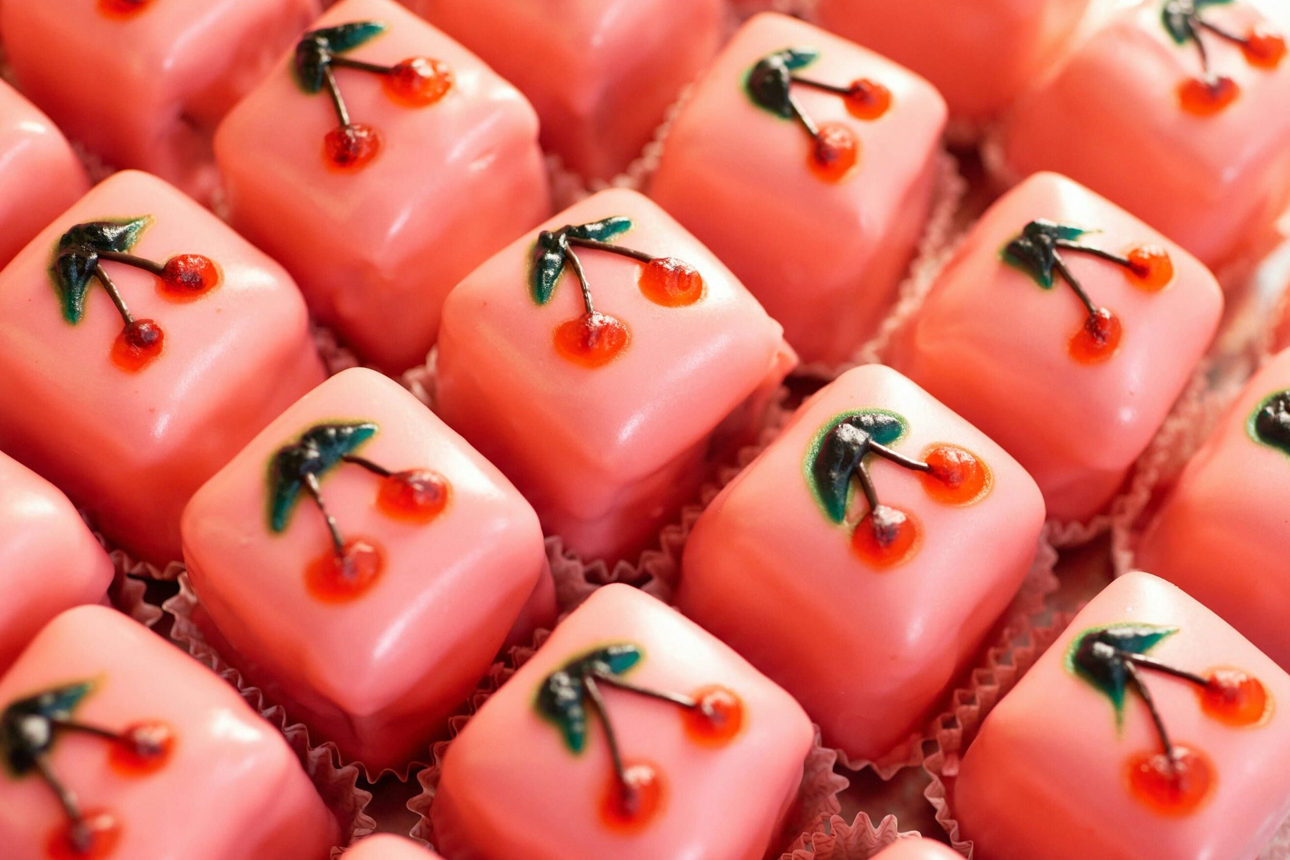 Punschkrapfen haben mit Pfannkuchen nichts zu tun – es handelt sich um kleine Törtchen mit alkoholischer Füllung. Wir haben ein einfaches Rezept.