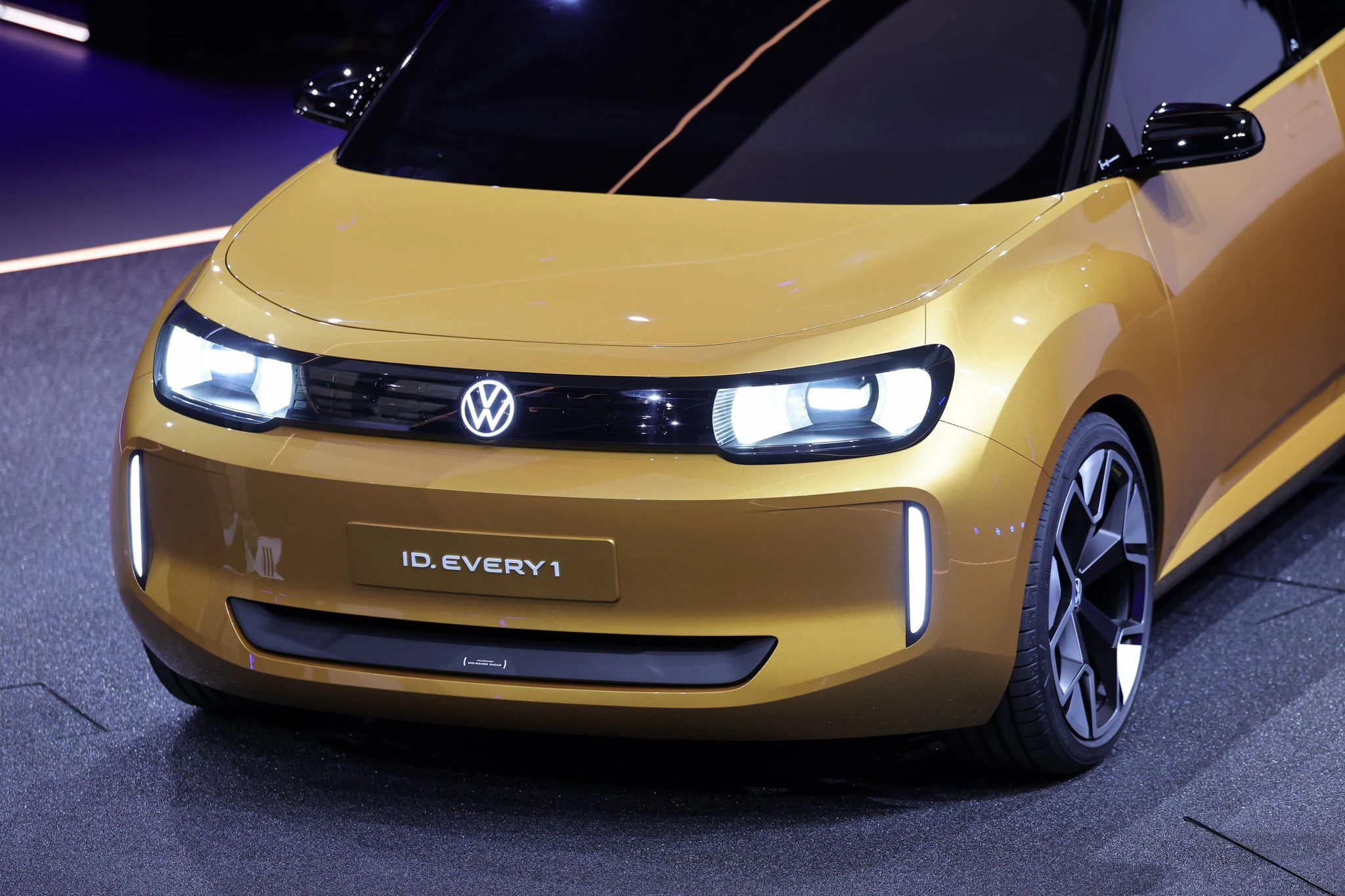 Ein Showcar namens ID. EVERY1 von Volkswagen steht bei seiner Präsentation auf einem Drehteller bei der Media Night. Es ist die erste Studie seines geplanten Elektro-Einstiegsmodells für rund 20.000 Euro.