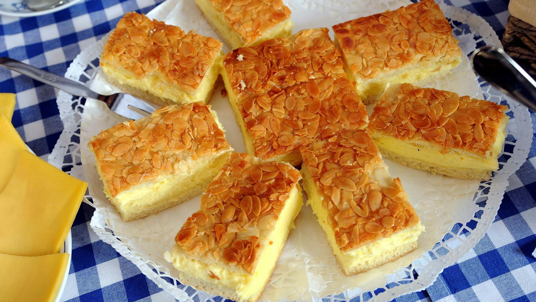 Rezept für Bienenstich mit Pudding Oma klassisch Blech Mandeln Hefeteig