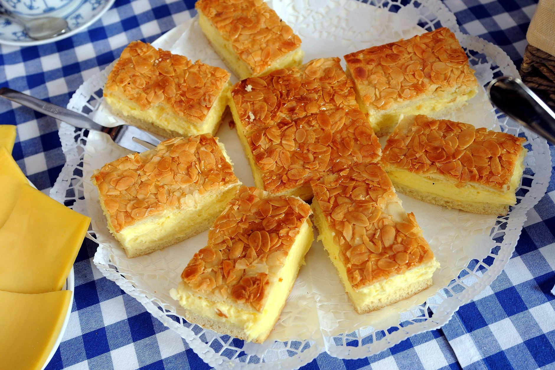 Köstliche, cremige Bienenstich-Schnitten – da langt doch jeder gerne zu!