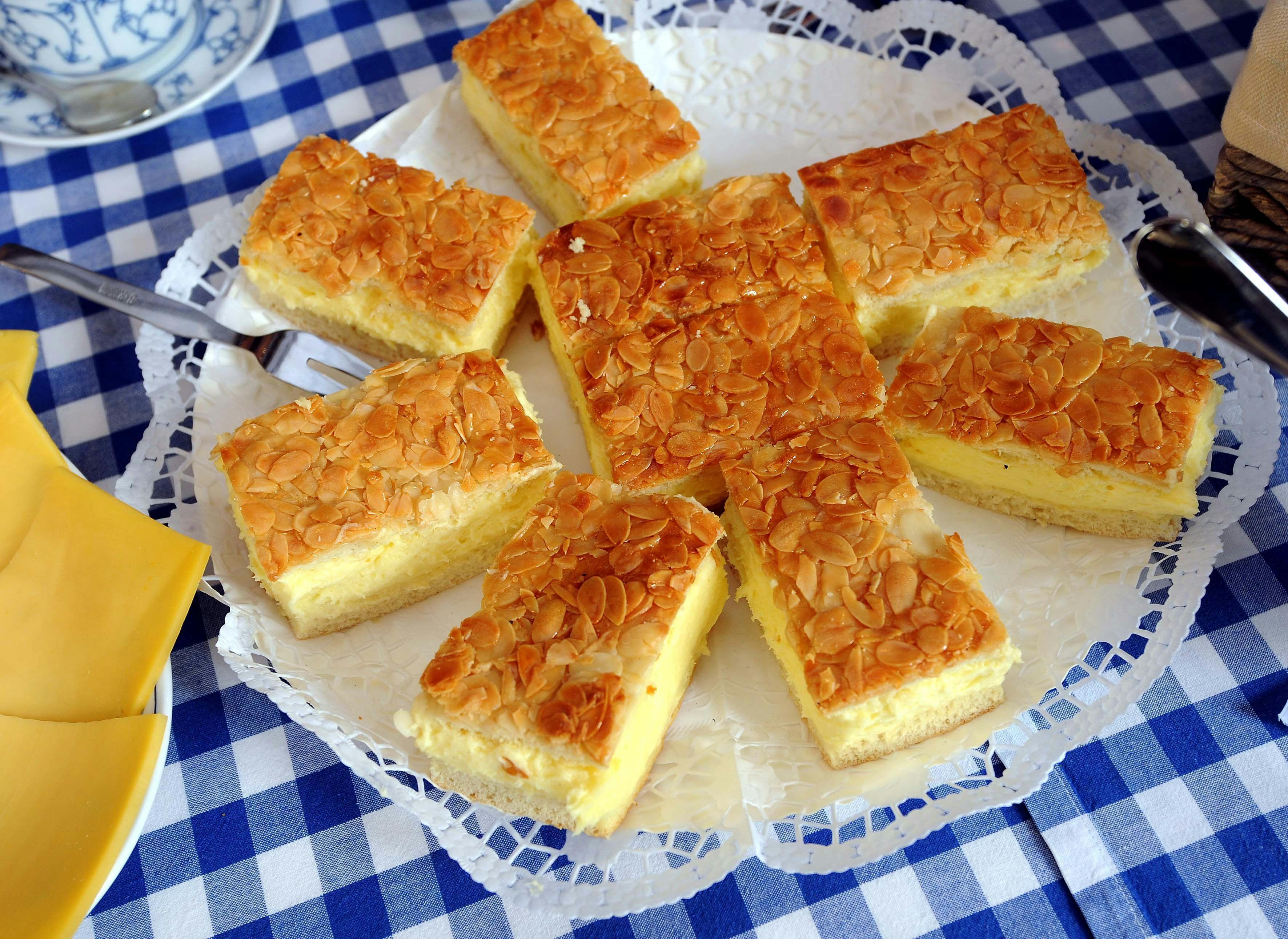 Das Rezept für Omas köstlichen Bienenstich – fluffig, cremig, knusprig
