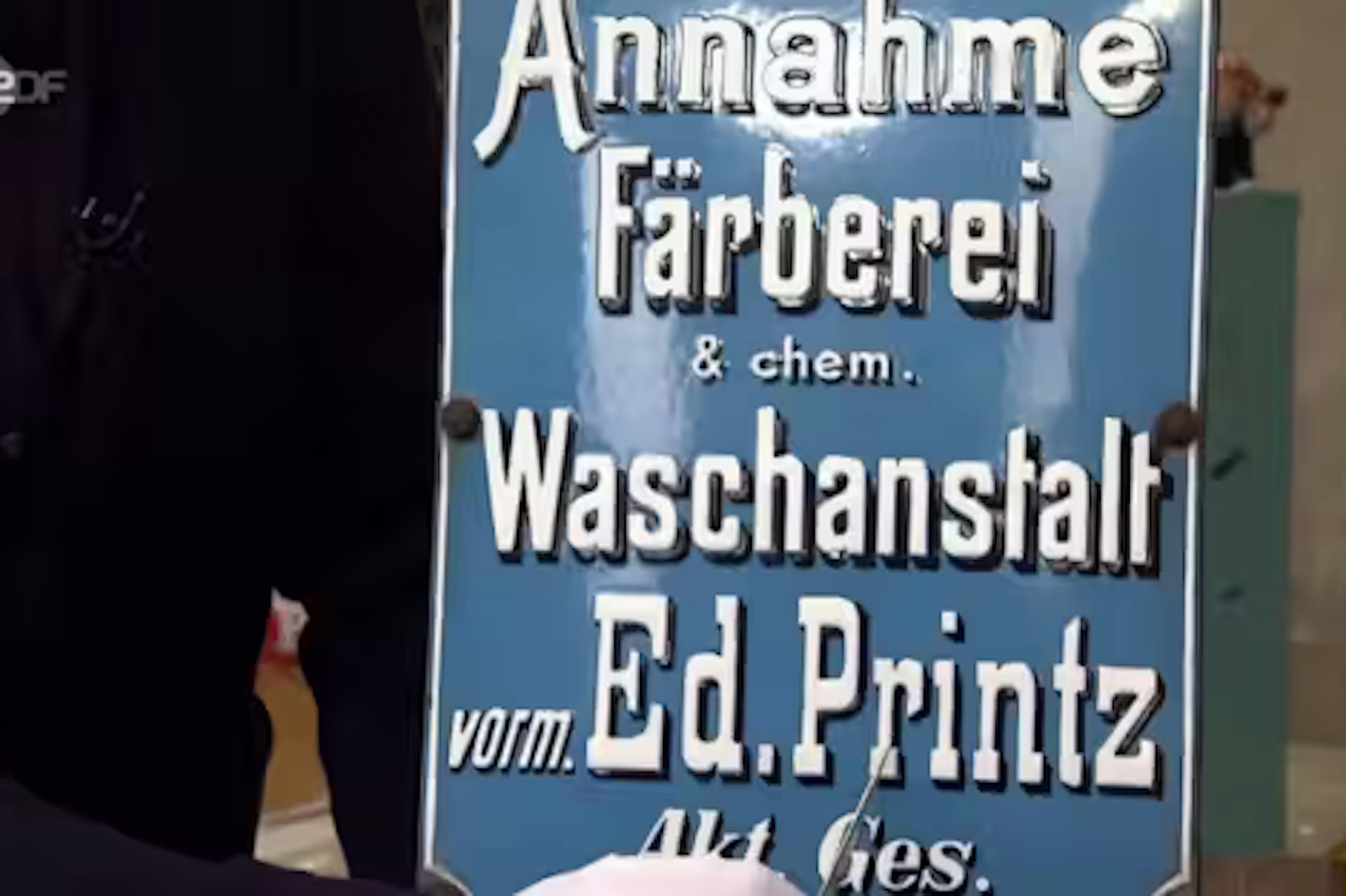 Ein Werbeschild sorgt bei „Bares für Rares“ für Furore.