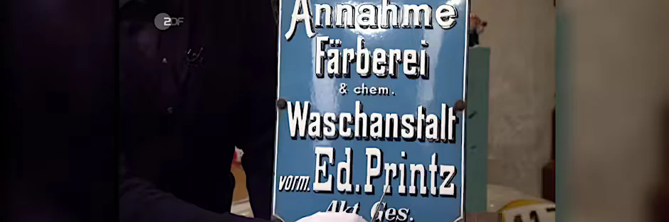 Ein Werbeschild sorgt bei „Bares für Rares“ für Furore.