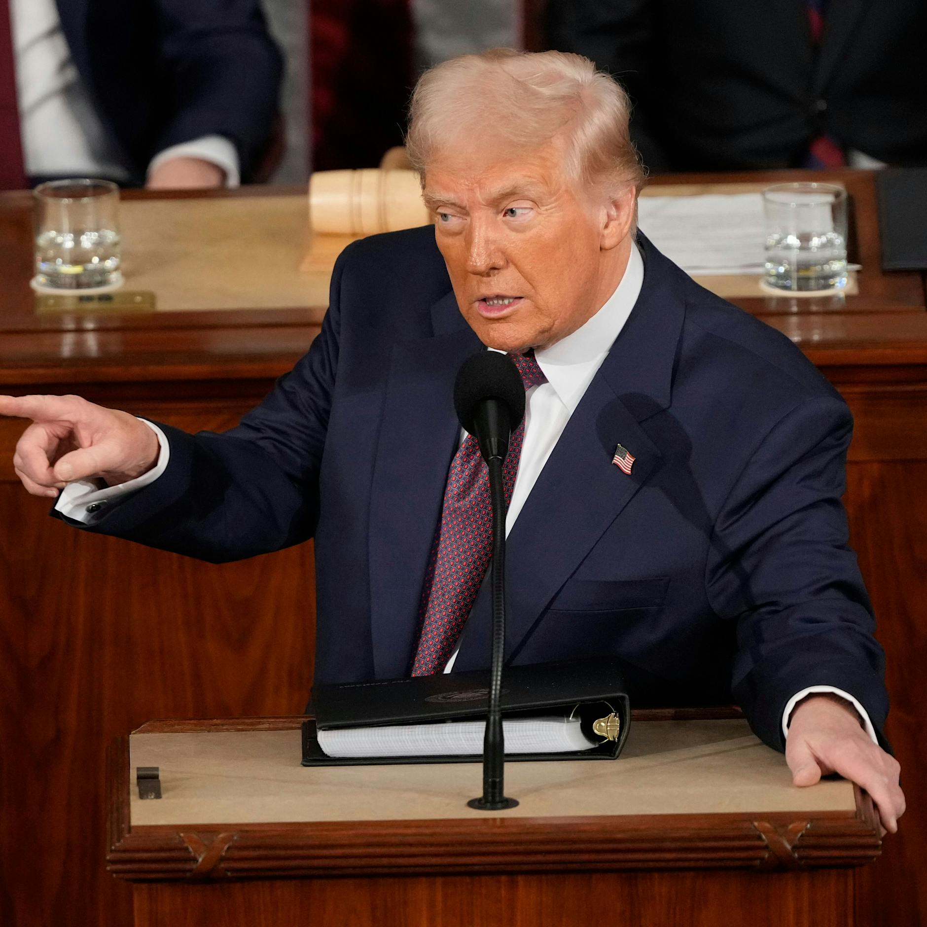 Irre Trump-Show mit Standing Ovation, Buh-Rufen und einer Überraschung