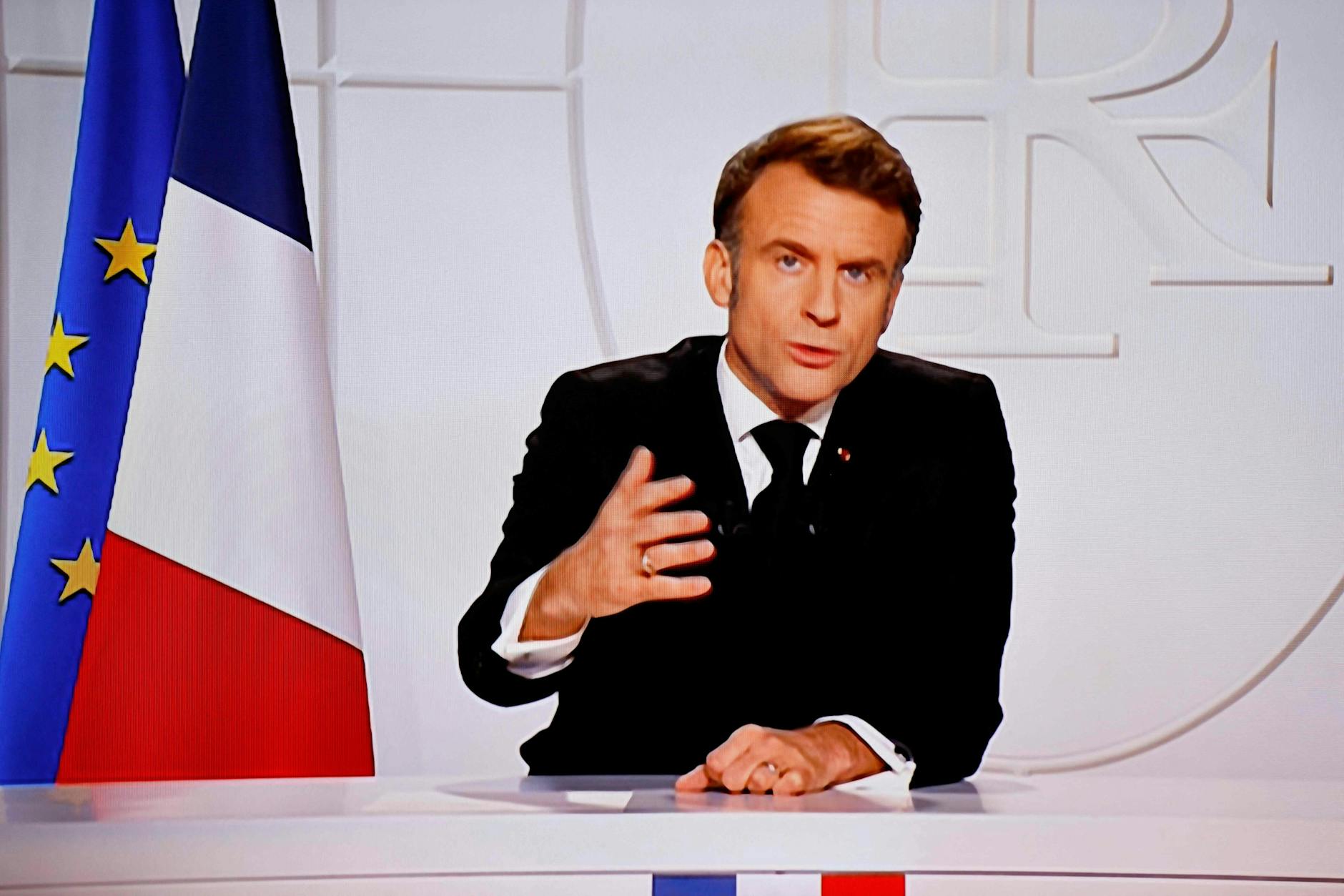 Frankreichs Präsident Emmanuel Macron hält am Mittwochabend eine Rede im französischen Fernsehen.
