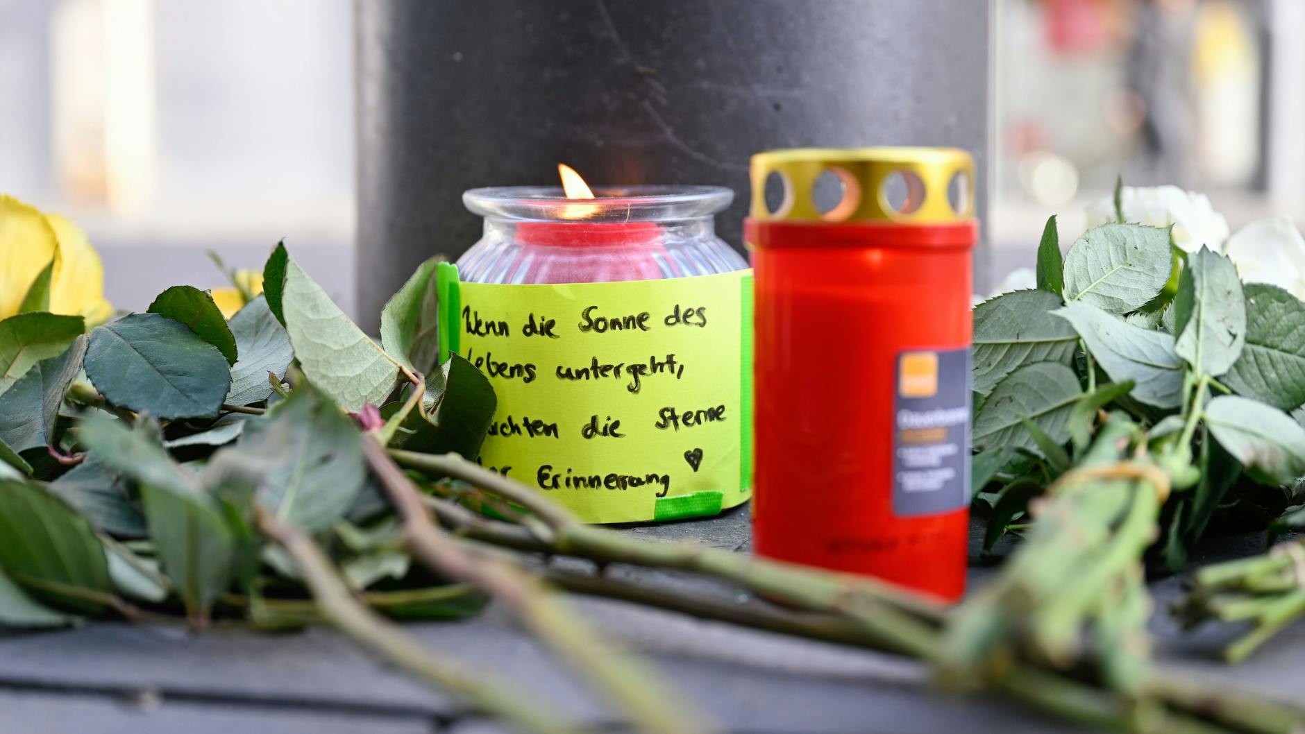 Trauer in Mannheim: Nach der Todesfahrt legten Passanten Blumen nieder und zündeten Kerzen an. Zwei Menschen starben, als Alexander S. mit seinem Auto durch die Fußgängerzone raste.
