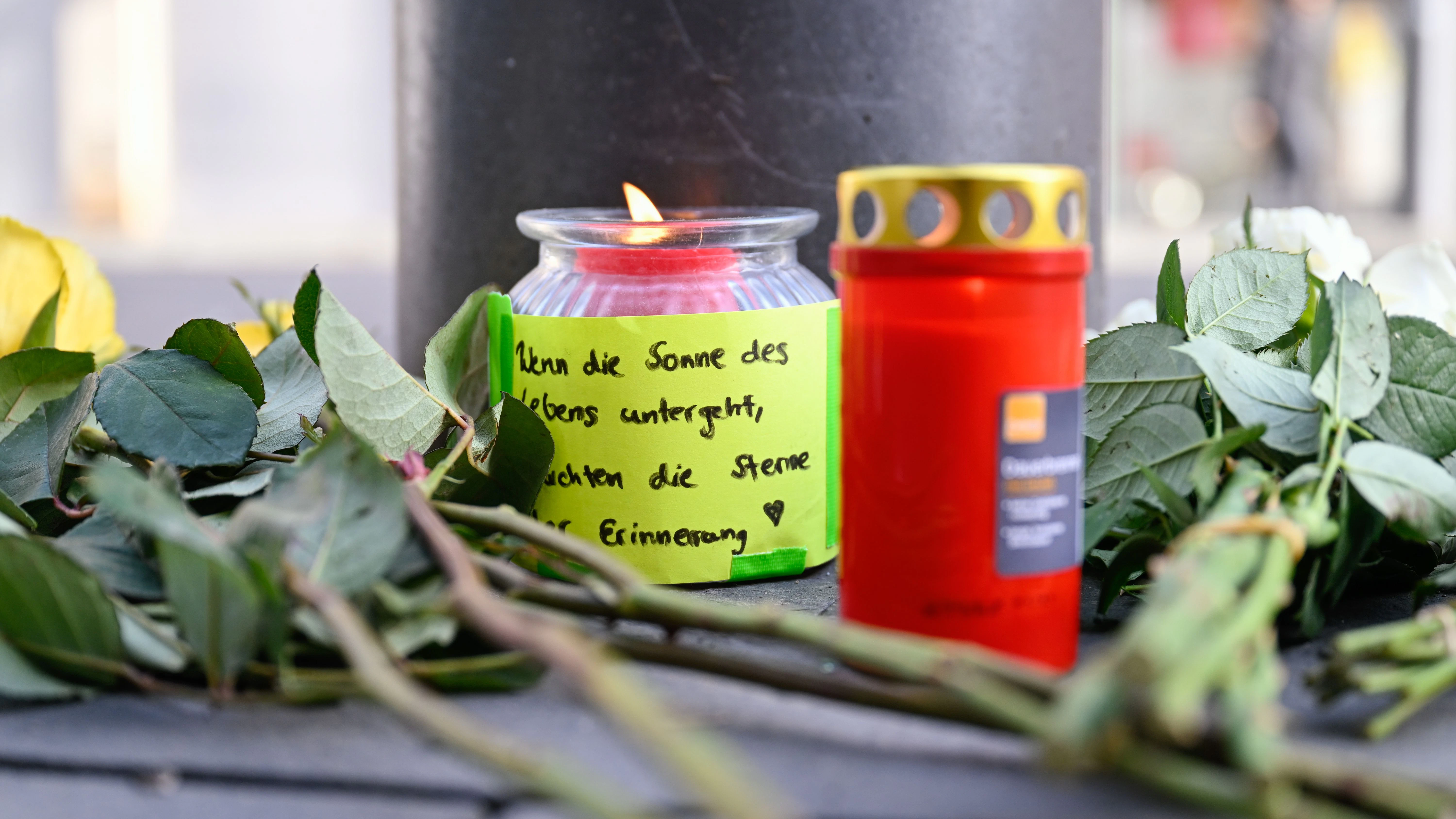 Trauer in Mannheim: Nach der Todesfahrt legten Passanten Blumen nieder und zündeten Kerzen an. Zwei Menschen starben, als Alexander S. mit seinem Auto durch die Fußgängerzone raste.