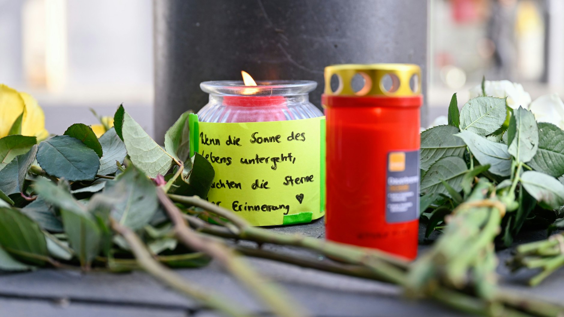 Trauer in Mannheim: Nach der Todesfahrt legten Passanten Blumen nieder und zündeten Kerzen an. Zwei Menschen starben, als Alexander S. mit seinem Auto durch die Fußgängerzone raste.