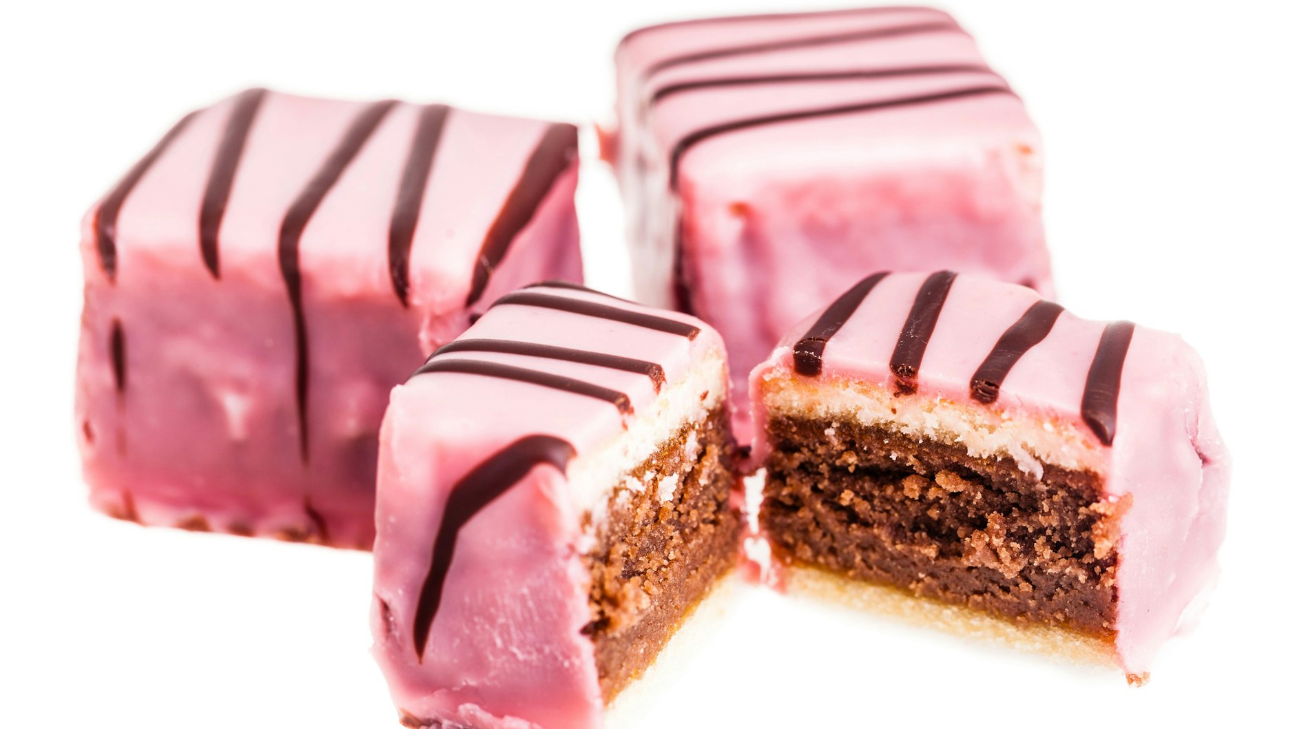 Zwischen zwei Teigschichten befindet sich eine leckere Füllung: So sieht der perfekte Punschkrapfen aus! Wir haben ein einfaches Rezept für die Törtchen.