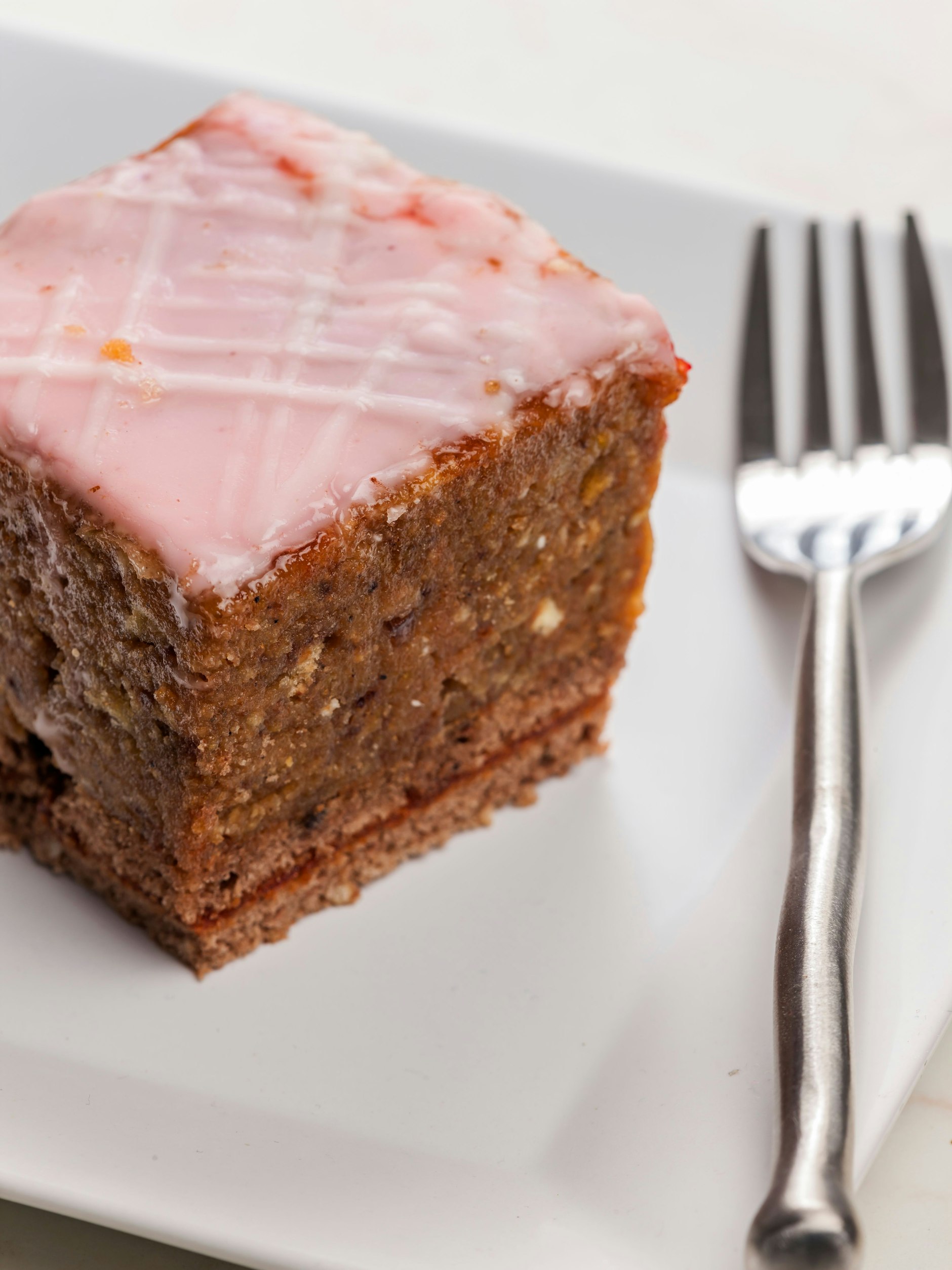 Saftige Punschkrapfen wie in „Das große Promibacken“ sind ein Genuss – und gar nicht so schwer zu backen. Wir verraten ein einfaches Rezept.