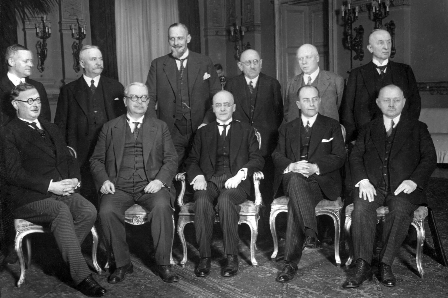 Kanzler und Minister der neuen Reichsregierung posieren am 31. März 1930 für ein Gruppenfoto.