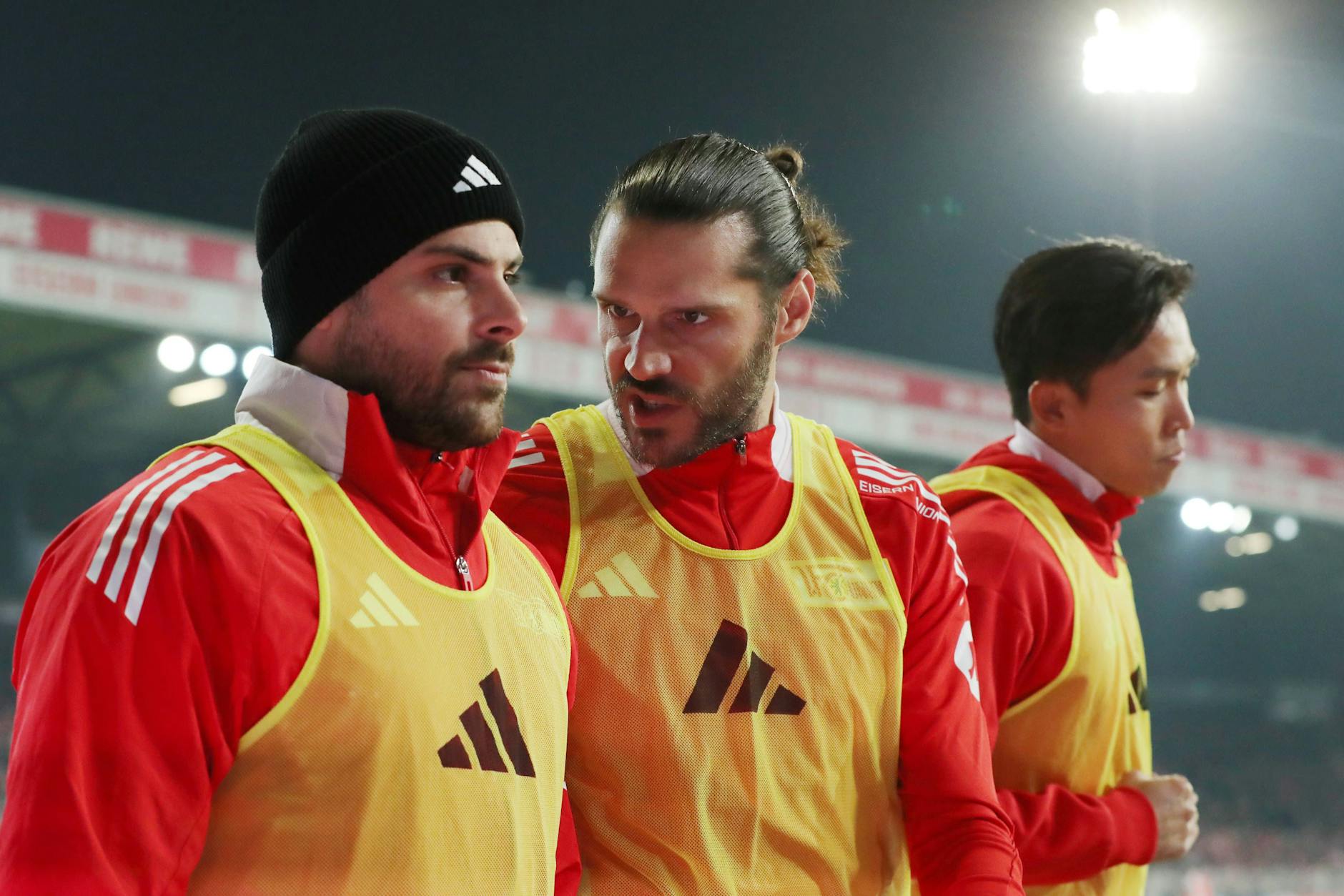 Kevin Volland (l.) und Christopher Trimmel sind als Ersatzspieler in der sportlichen Krise des 1. FC Union Berlin gerade keine Hilfe.