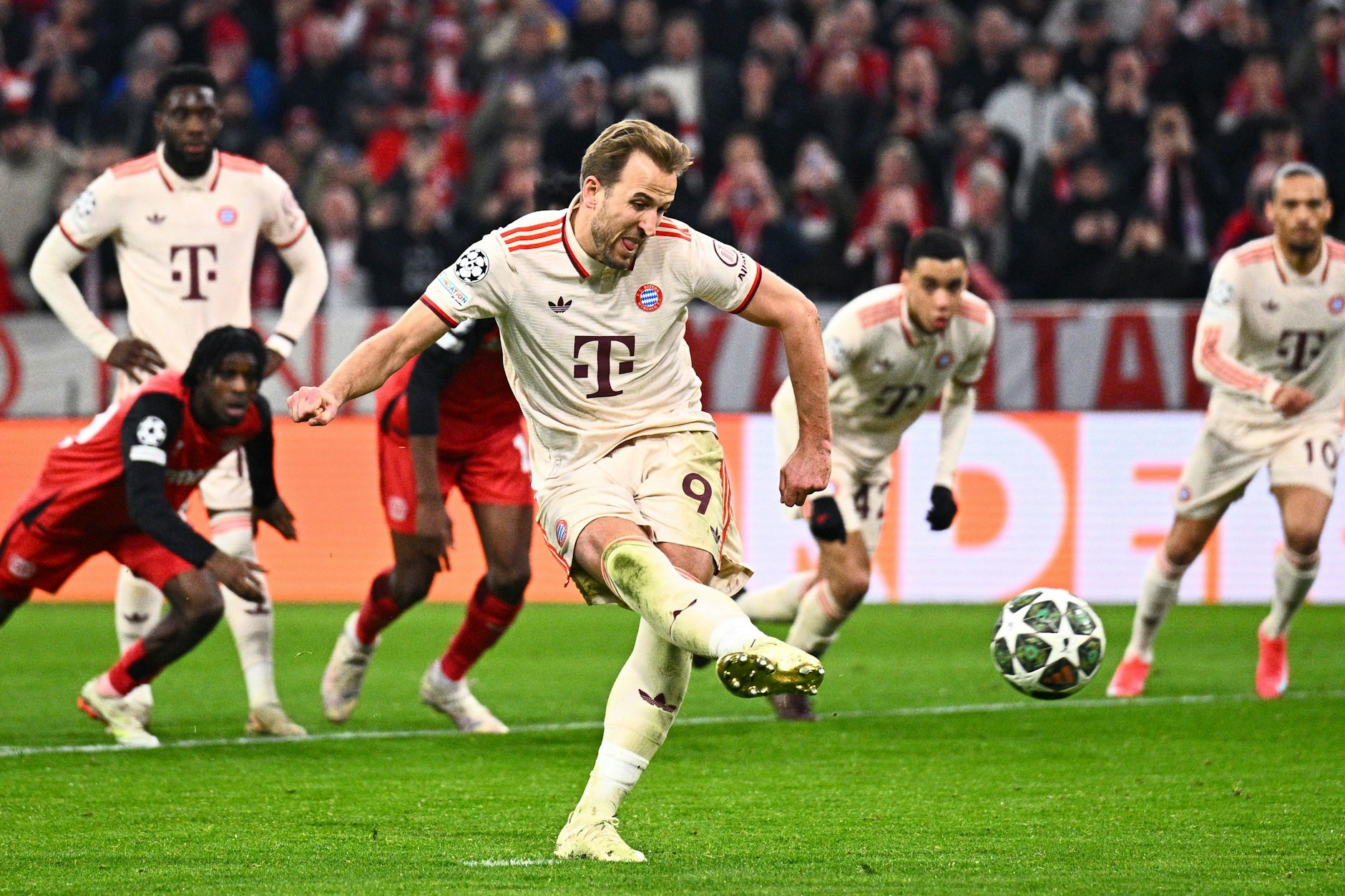 Münchens Harry Kane erzielt das Tor zum 3:0 per Elfmeter. 