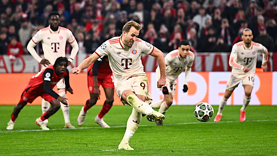 Münchens Harry Kane erzielt das Tor zum 3:0 per Elfmeter. 