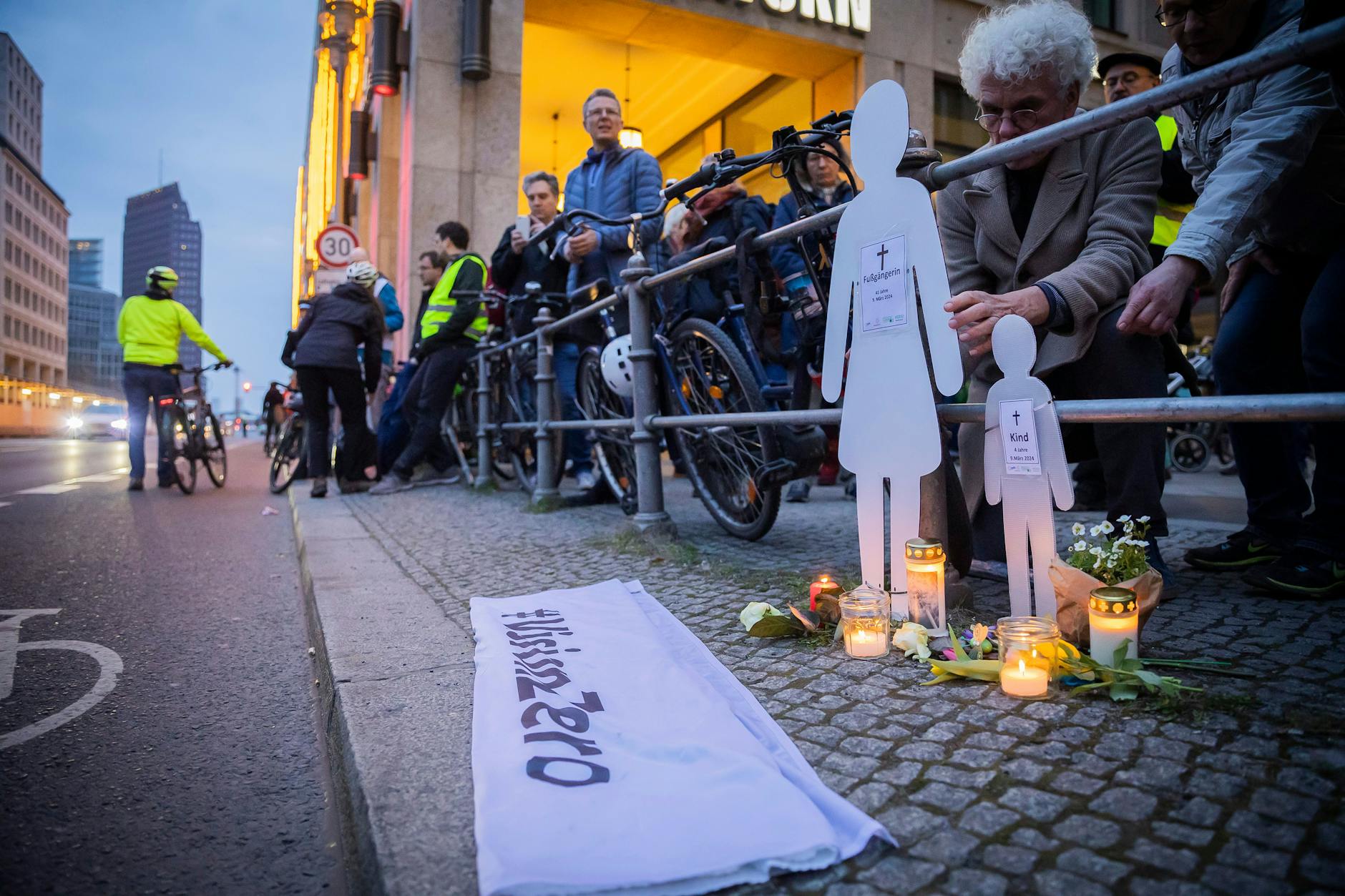 Weiße Silhouetten einer Frau und eines Kindes bei einer Mahnwache an der Leipziger Straße in Berlin-Mitte. Hier geschah der grauenvolle Unfall des Totrasers (84).
