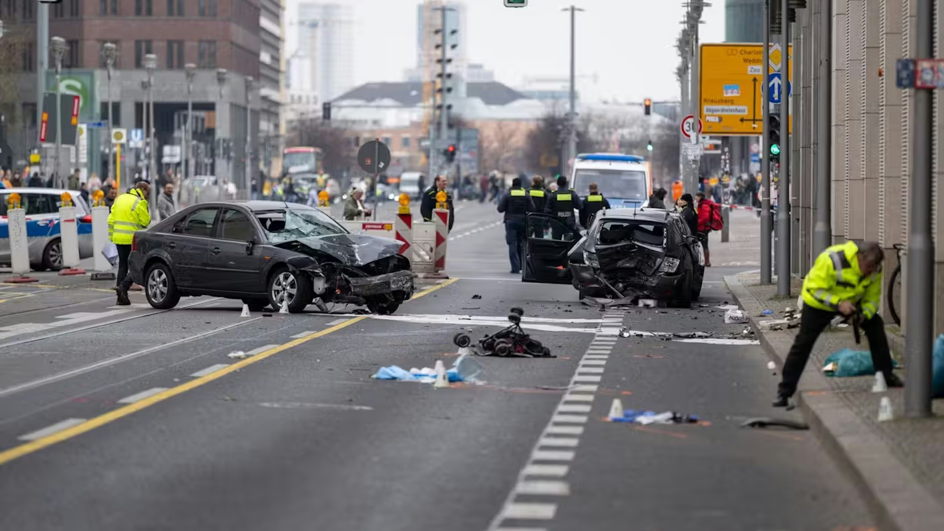 Totraser-Unfall: Die Leipziger Straße in Berlin glich einem Trümmerfeld.