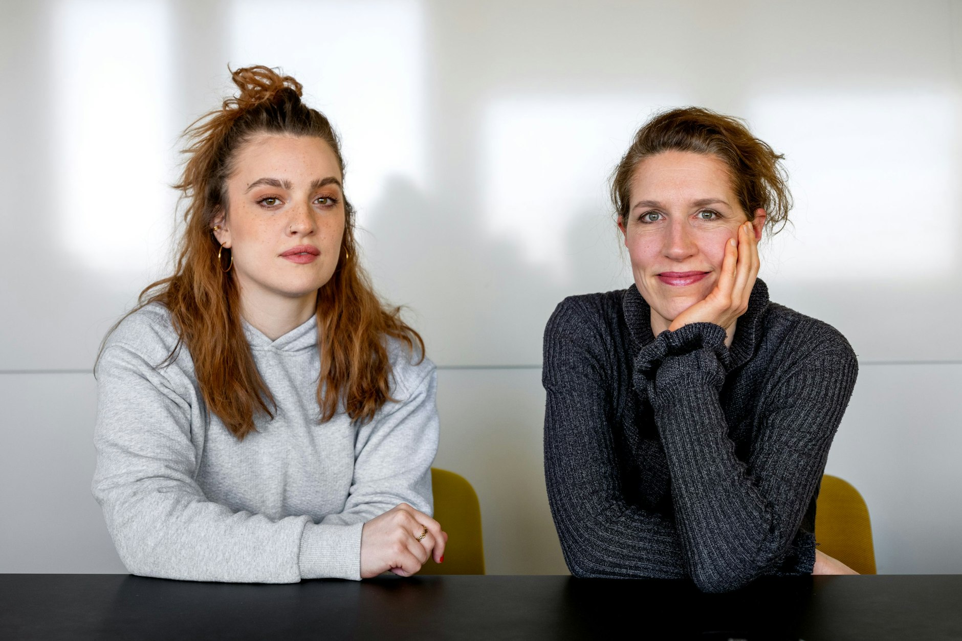Felicia Binger (l.) und Christine Prayon. An diesem Freitag treten die Schauspielerinnen im BKA-Theater in Kreuzberg mit ihrem satirischen Bühnenprogramm „Testzentrum“ auf.