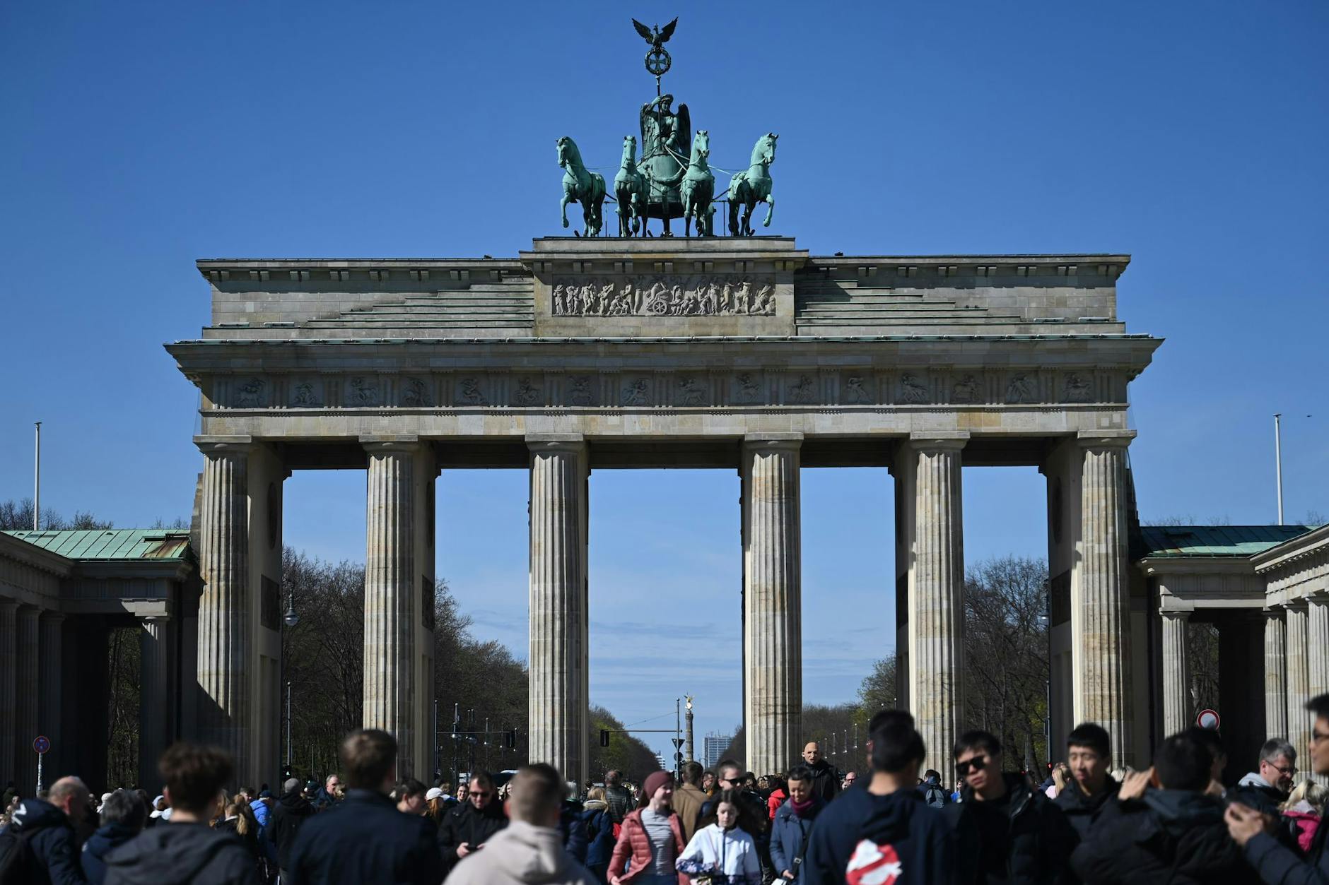Ein Besuch am Brandenburger Tor gehört für jeden Berlin-Touristen dazu. Aber nicht, wenn Raketen in der Luft sind.