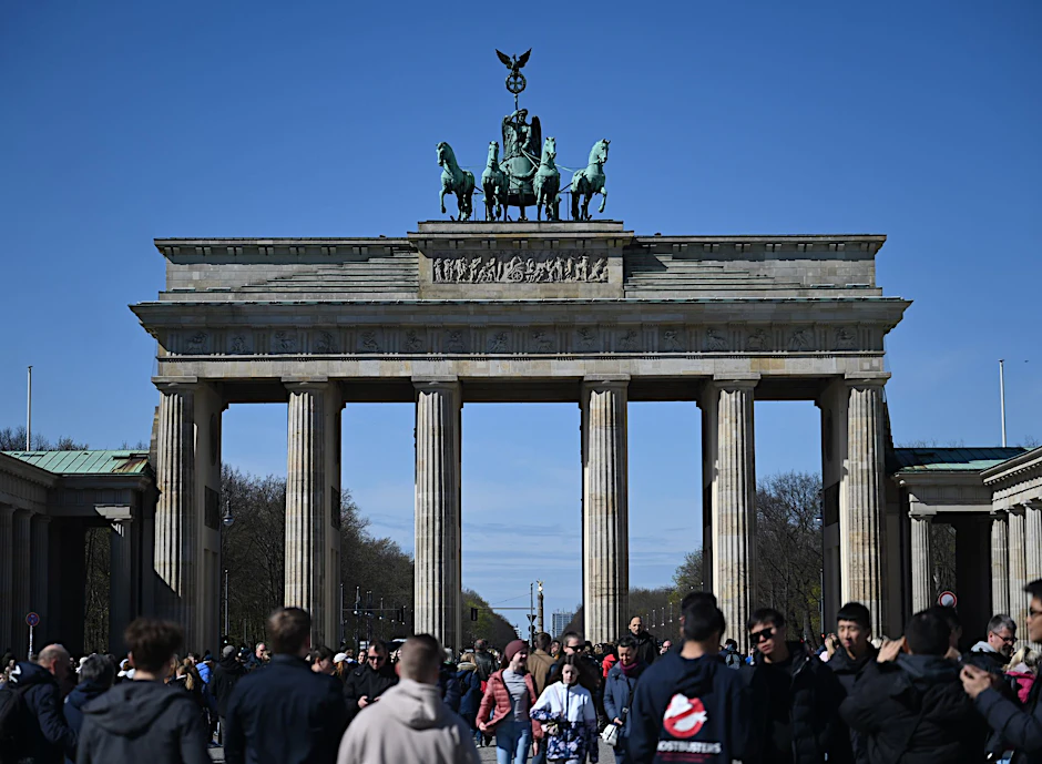 Ein Besuch am Brandenburger Tor gehört für jeden Berlin-Touristen dazu. Aber nicht, wenn Raketen in der Luft sind.
