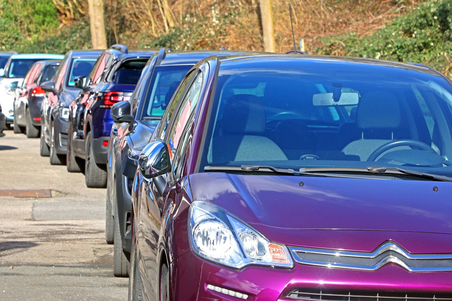 Aktuellen Plänen zufolge sollen mehrere Parkplätze entfallen, wenn der Dorfanger Bohnsdorf in Treptow-Köpenick neu gestaltet wird.