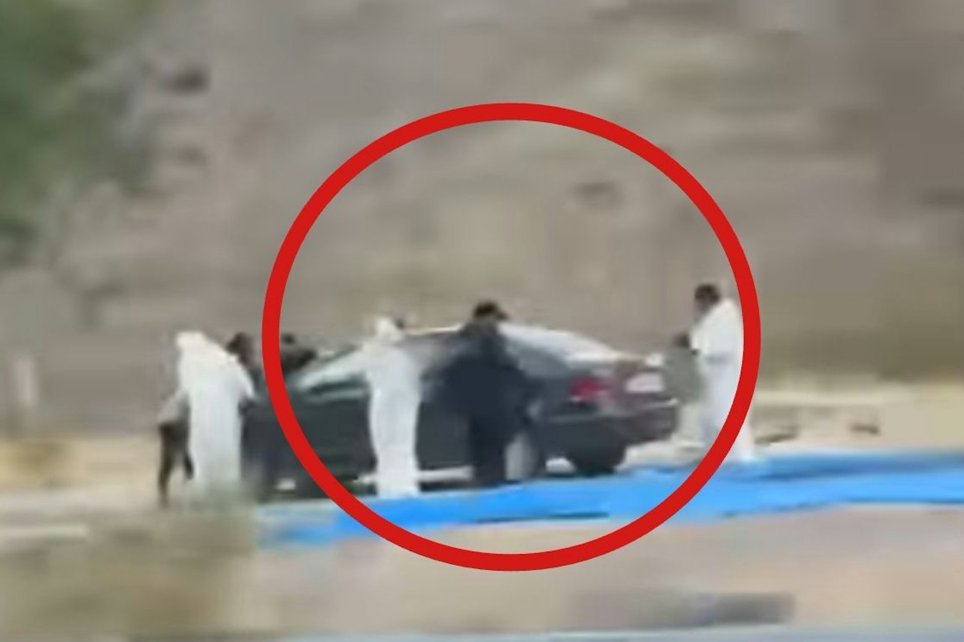 Ermittler untersuchen den Wagen, in und neben dem die zerstückelten Leichen gefunden worden.