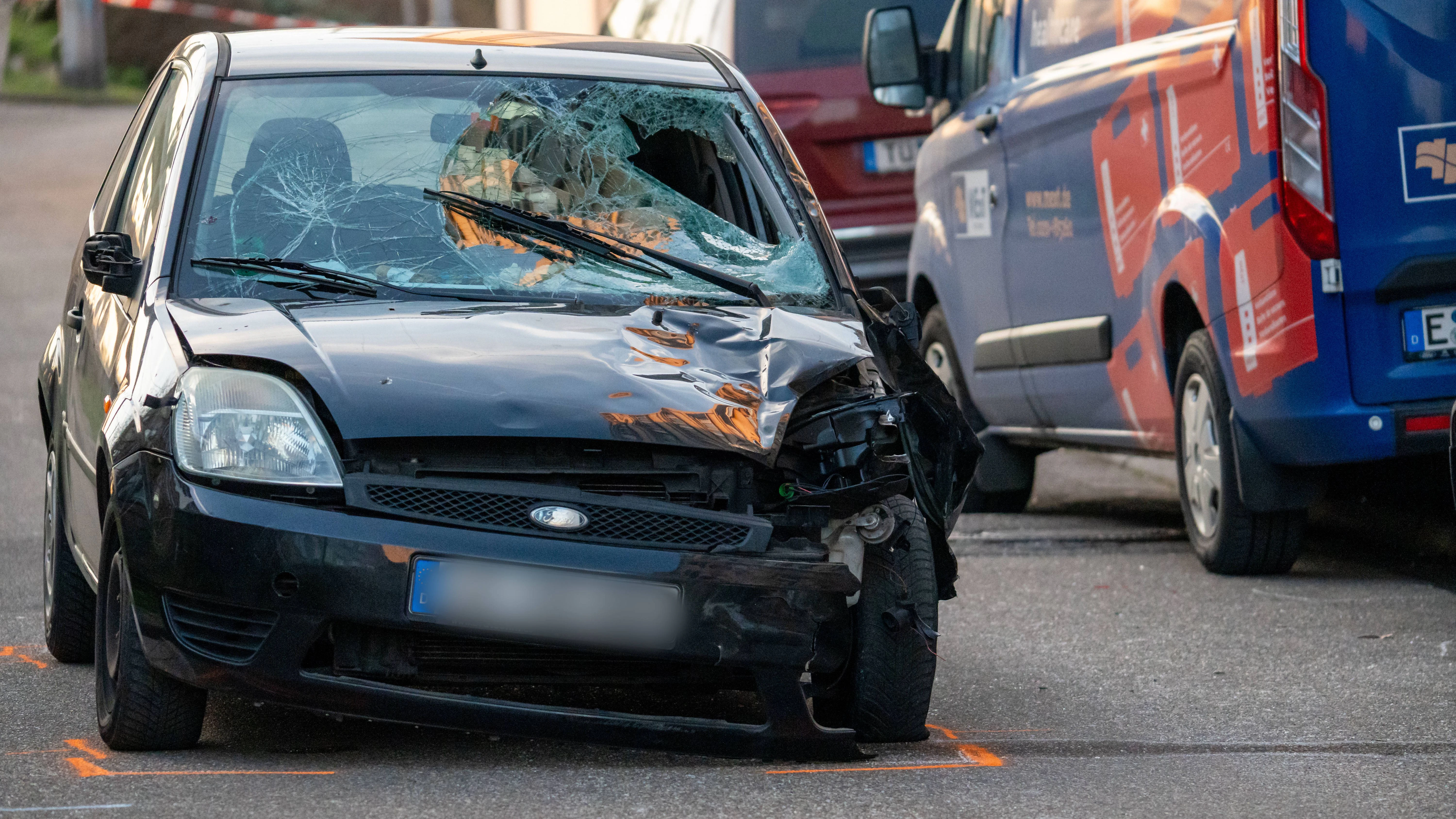 Das Auto, mit dem Alexander S. durch eine Fußgängerzone in Mannheim raste. Der mysteriöse Zettel lag unter der Windschutzscheibe.